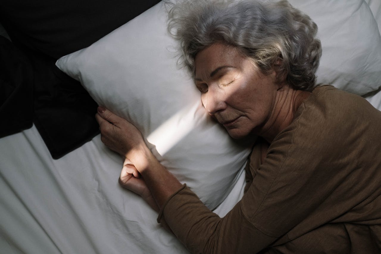 An older lady lying in bed | Source: Pexels