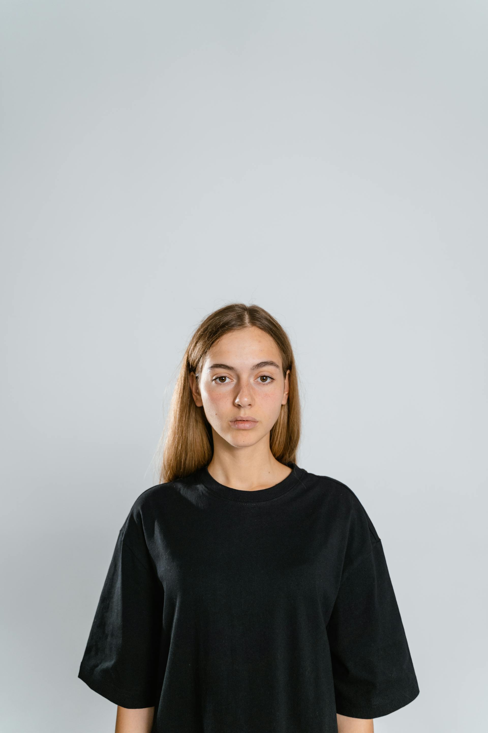 A stony-faced teen girl | Source: Pexels