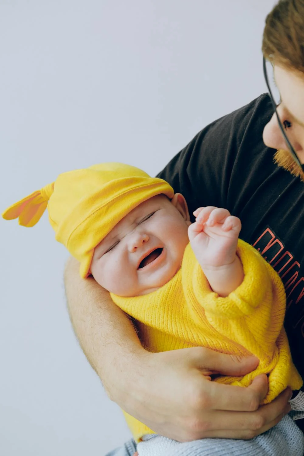 A man holding a baby | Source: Pexels