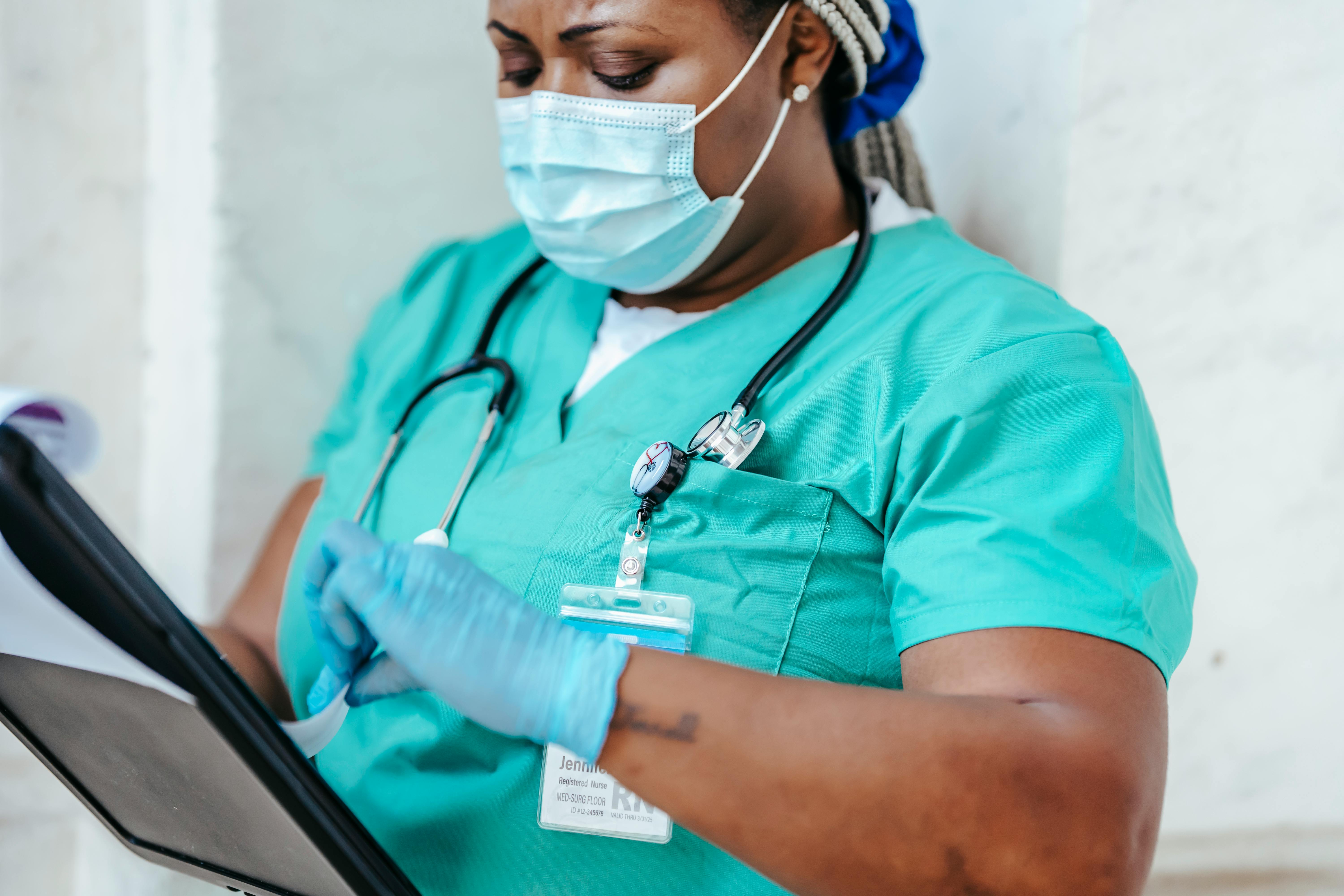 A nurse looking at a chart | Source: Pexels