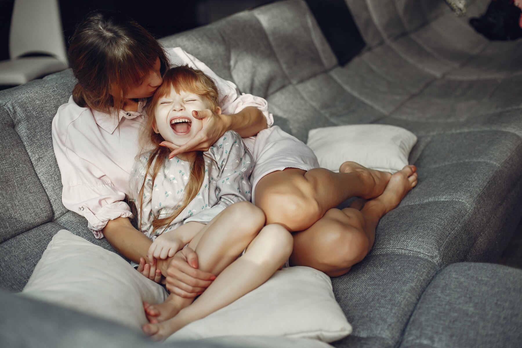 A woman kissing her sister | Source: Freepik