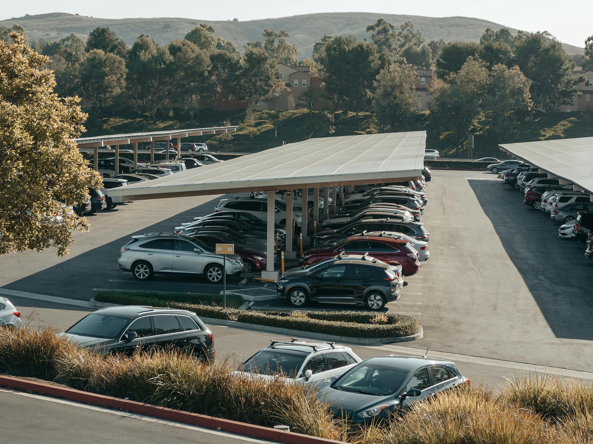 Cars in a parking lot | Source: Pexels