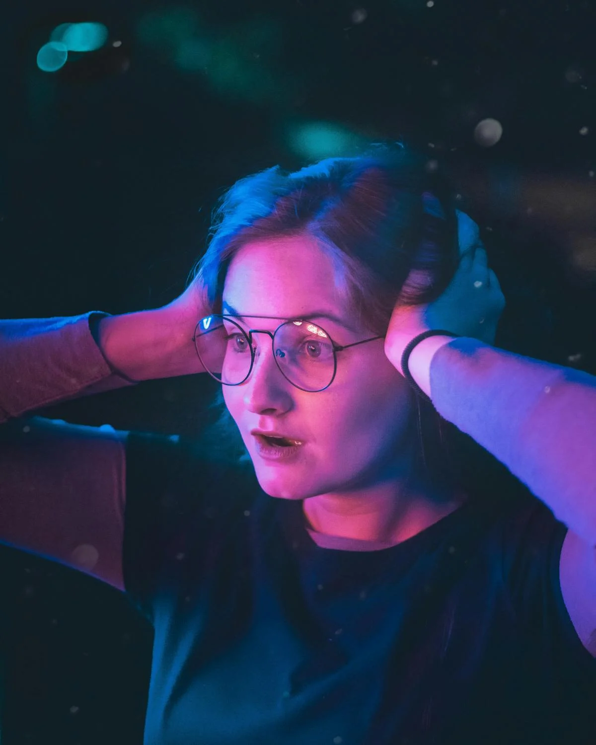 A shocked woman at night | Source: Pexels