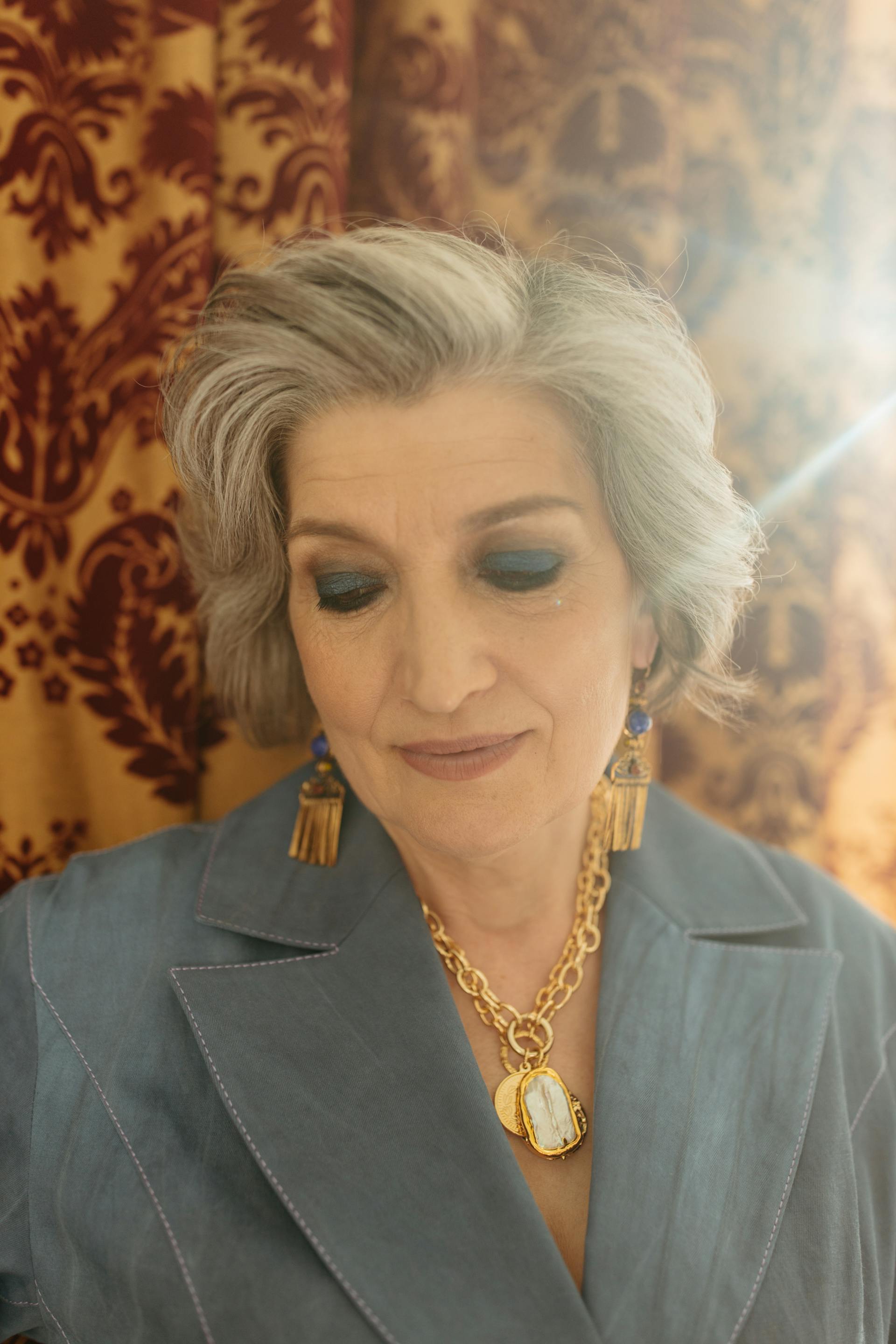 An older woman smiling faintly | Source: Pexels
