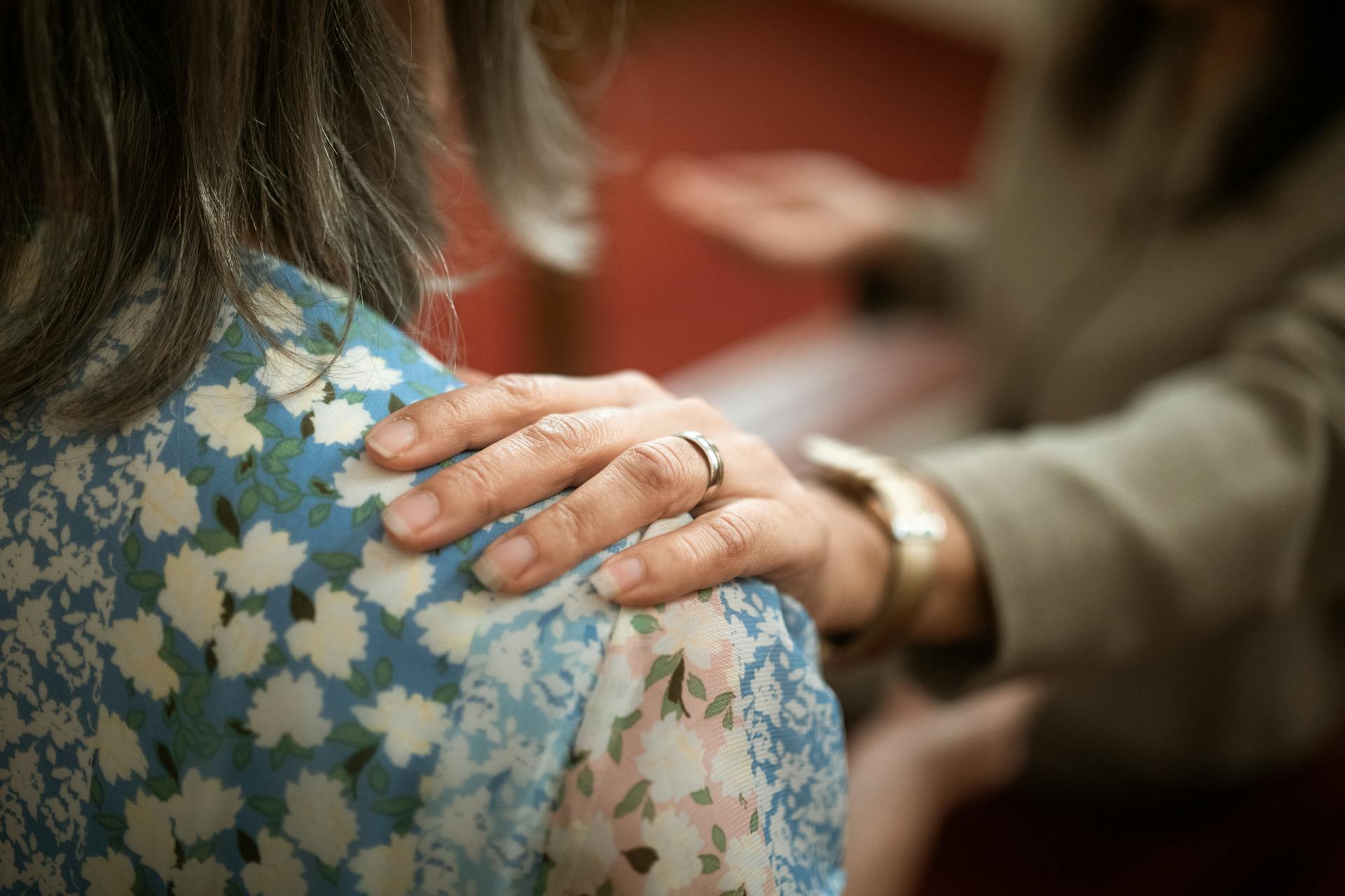 A woman holding a lady's shoulder | Source: Pexels