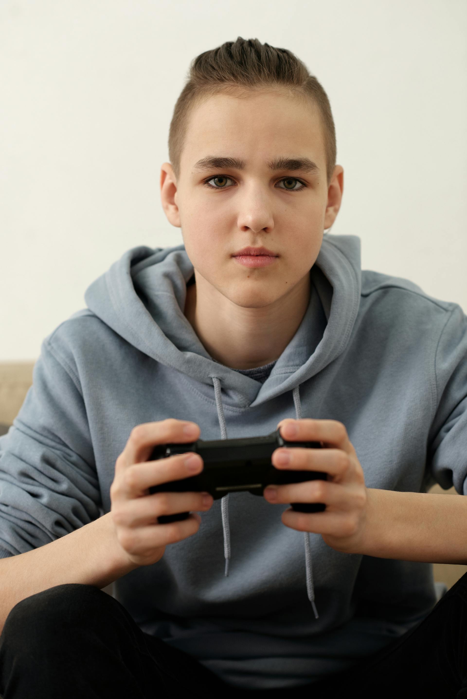 Un adolescente jugando videojuegos | Fuente: Pexels