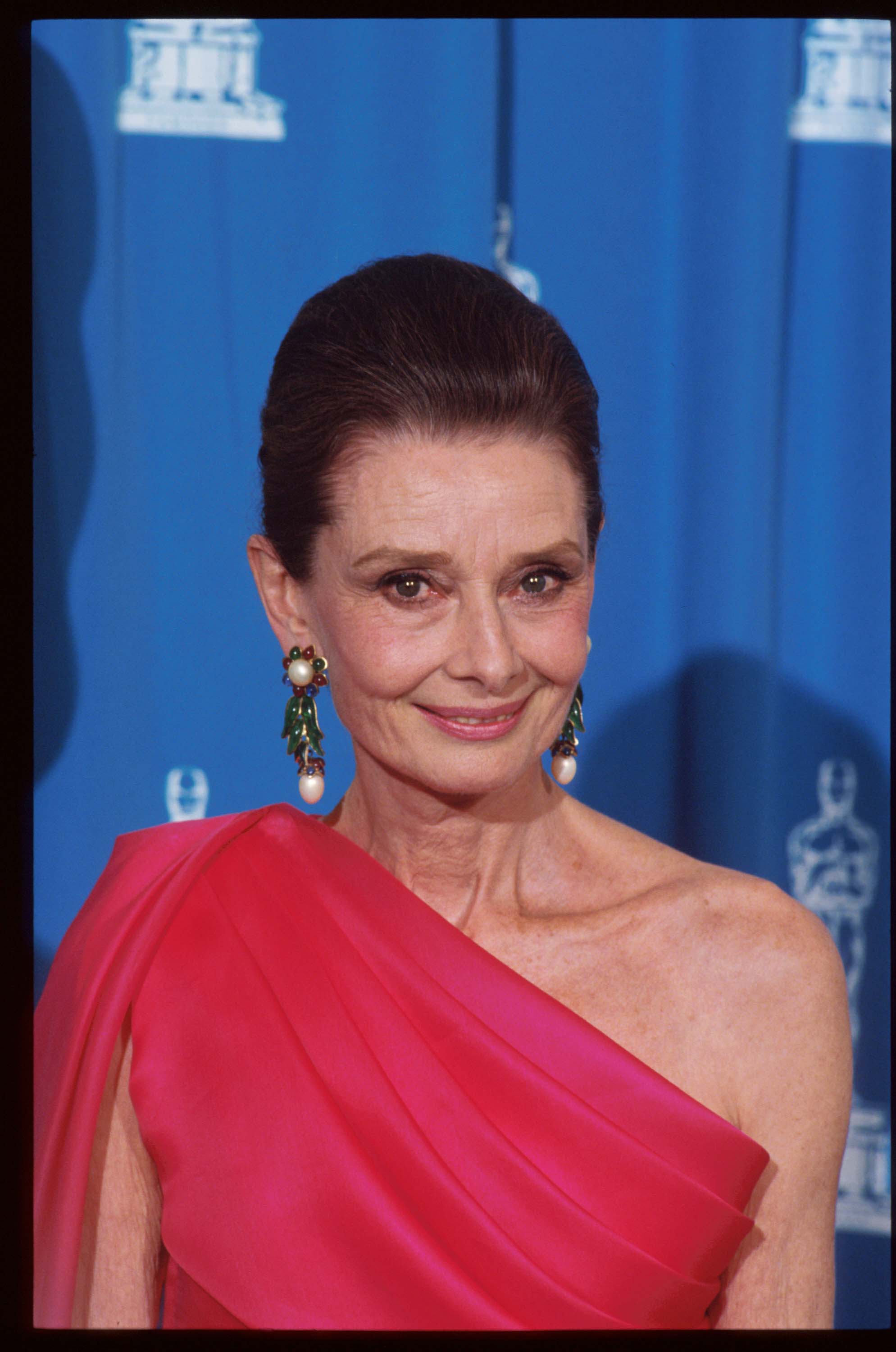Audrey Hepburn stands at the 64th annual Academy Awards March 30, 1992 in Los Angeles, California. | Source: Getty Images