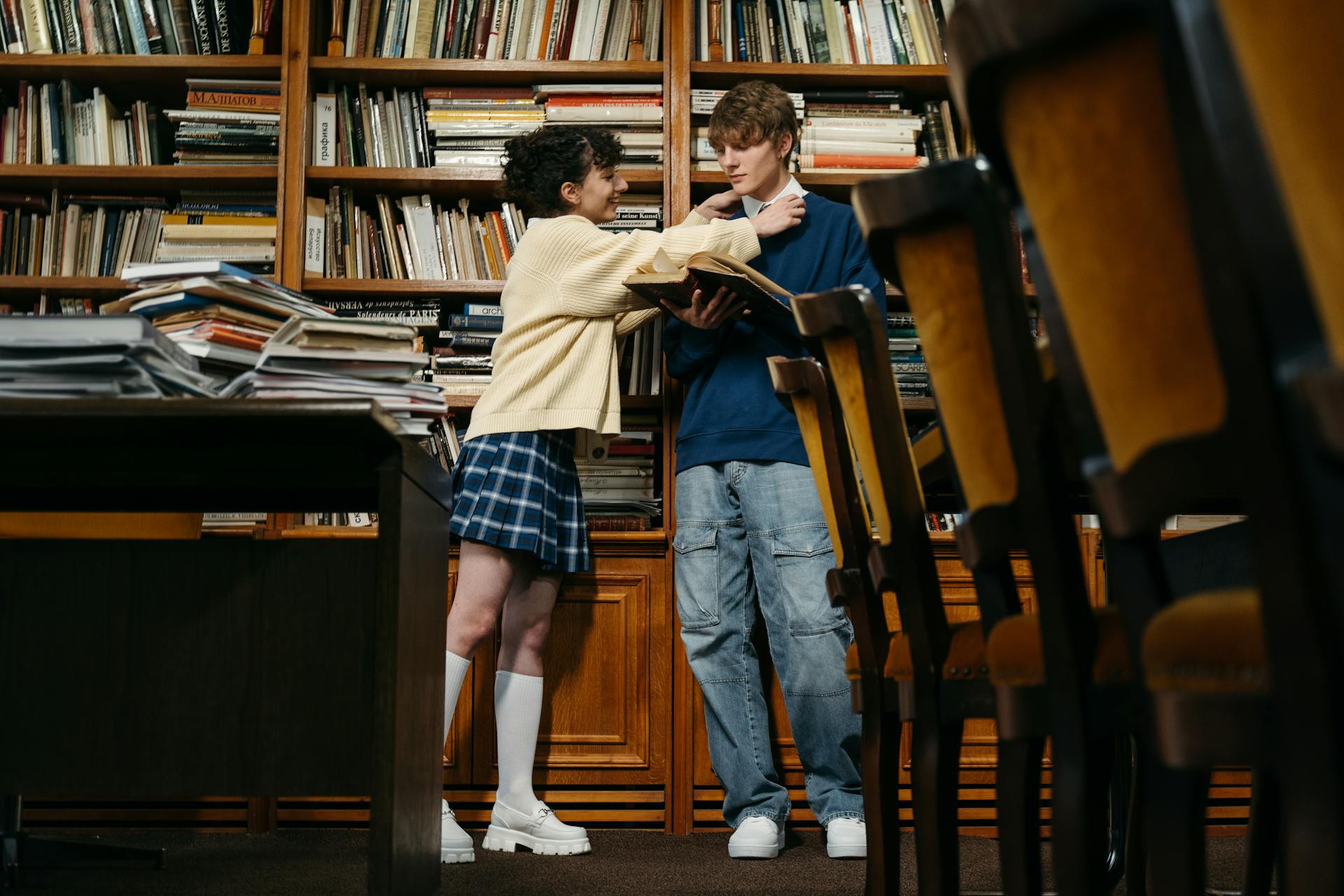 A teen couple in a library | Source: Pexels