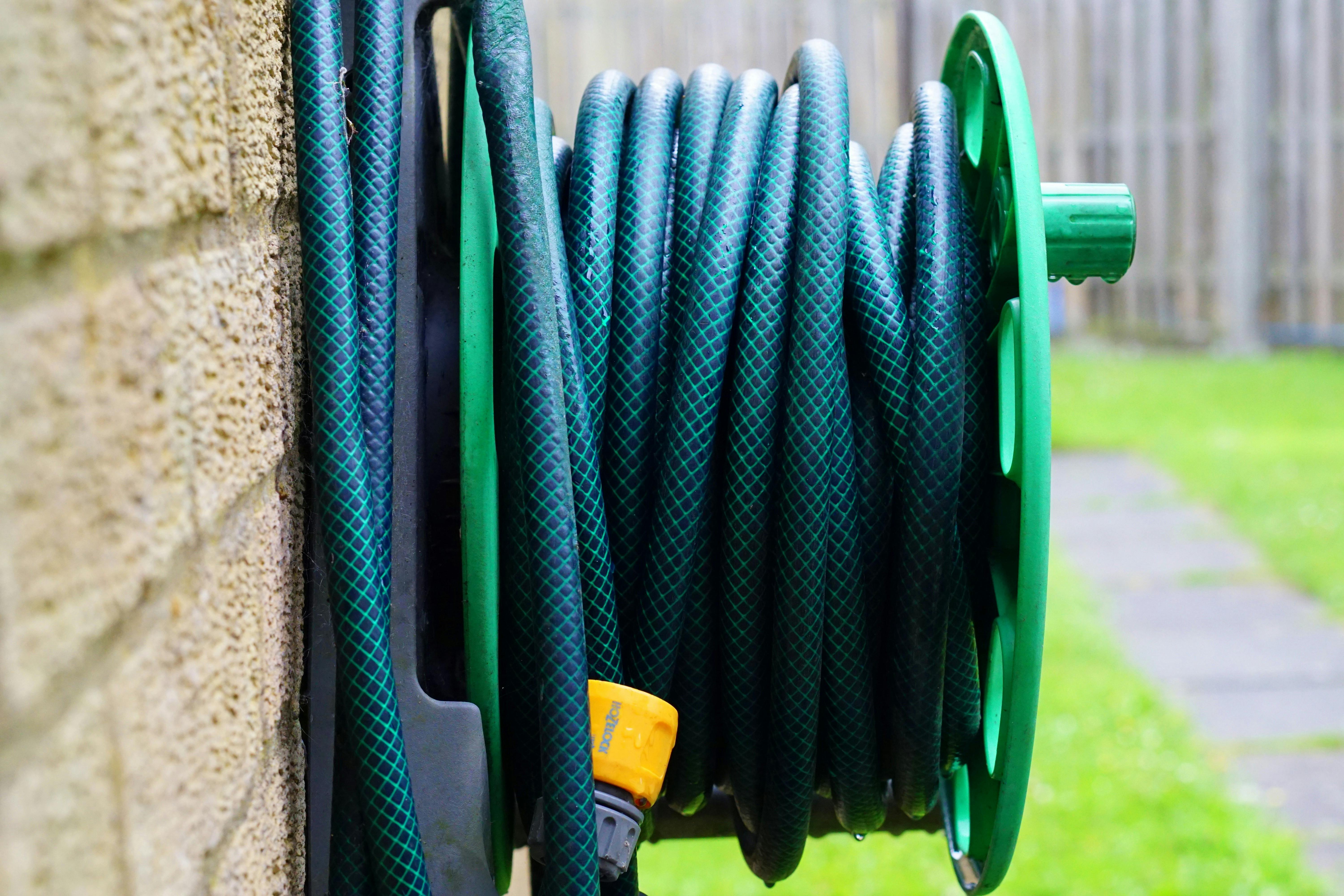 A hose mounted on a wall | Source: Pexels
