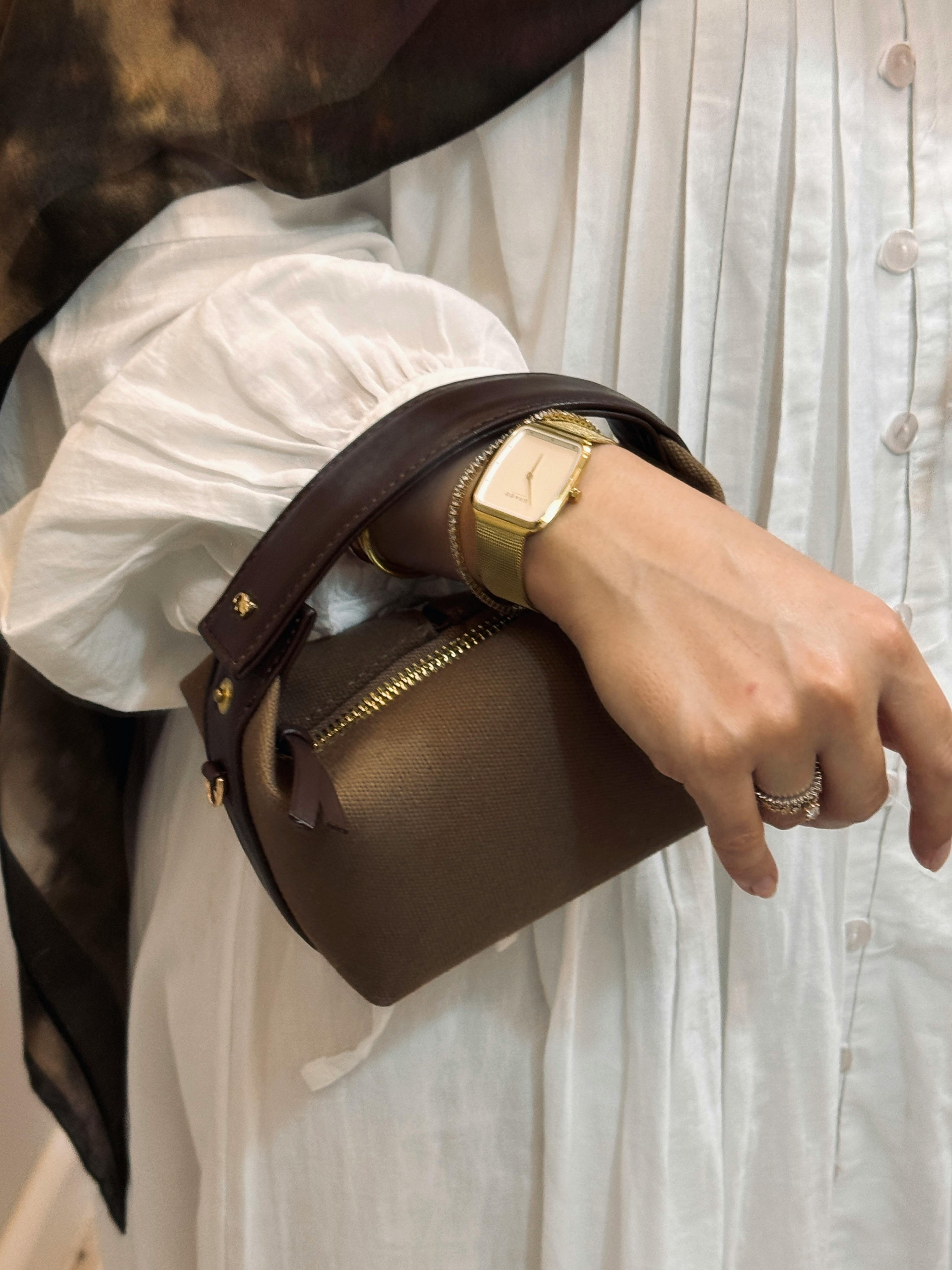 A woman holding her purse | Source: Pexels