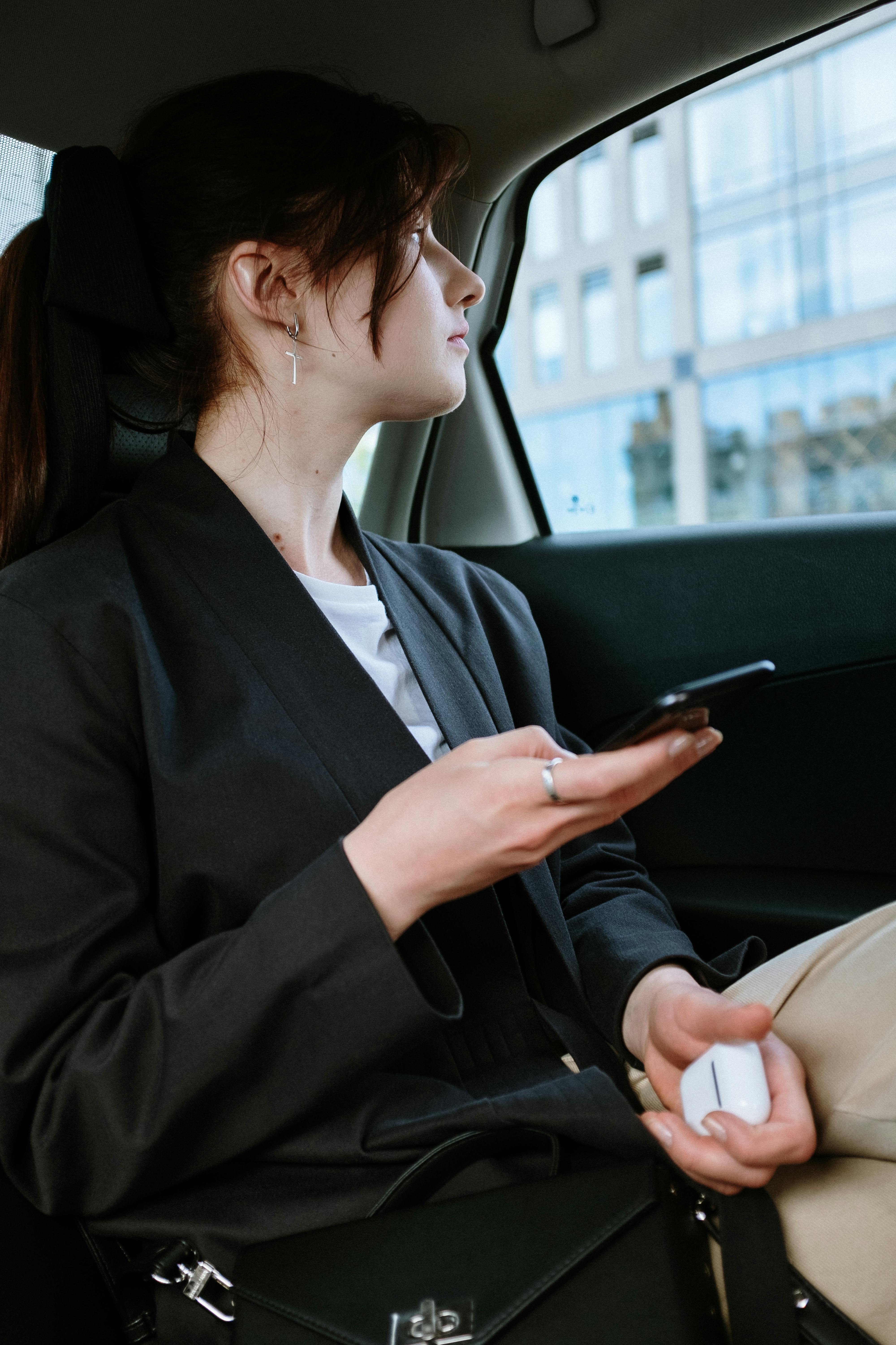 A woman in the backseat of a car | Source: Pexels