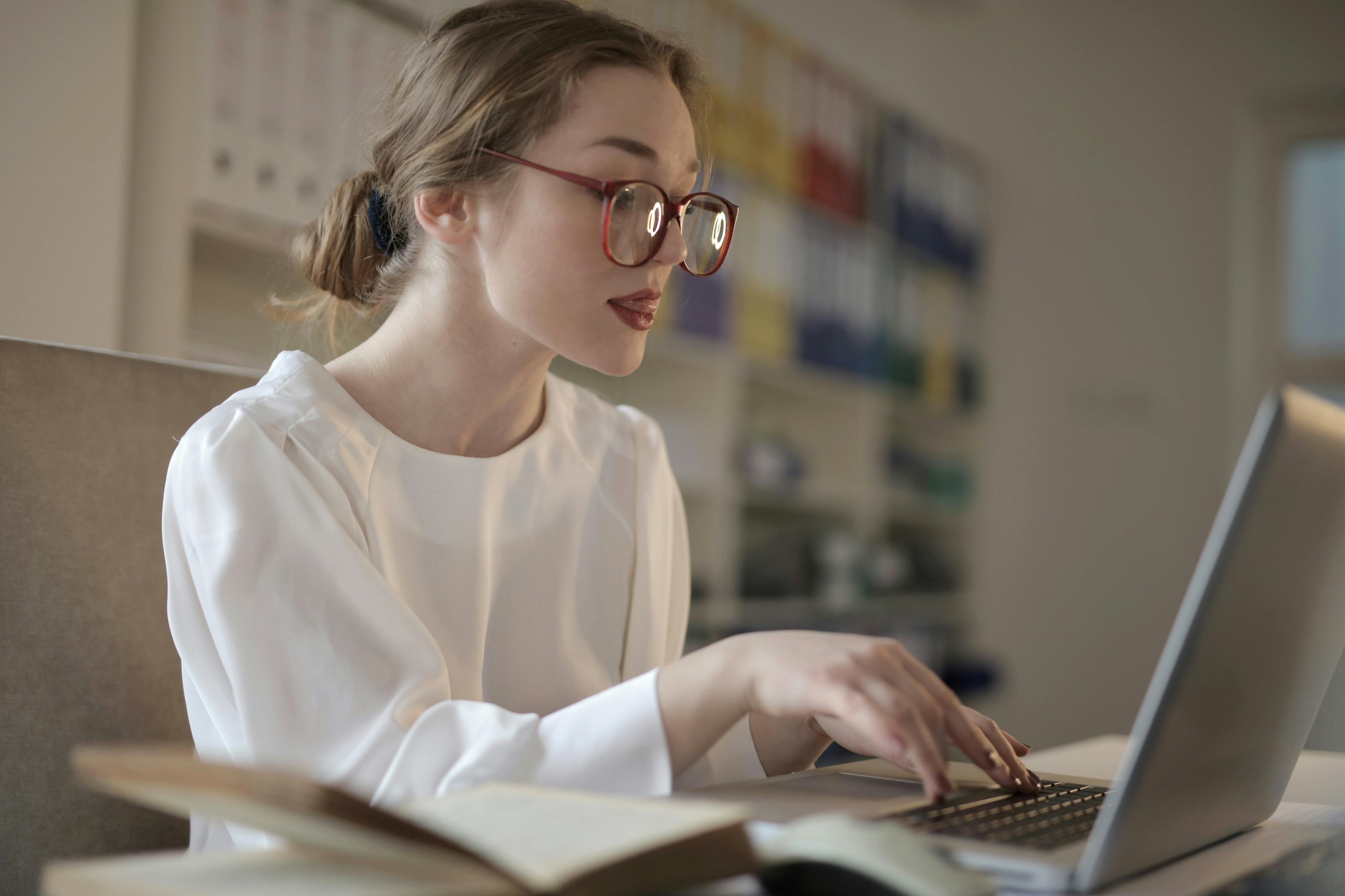 A woman using a laptop | Source: Pexels