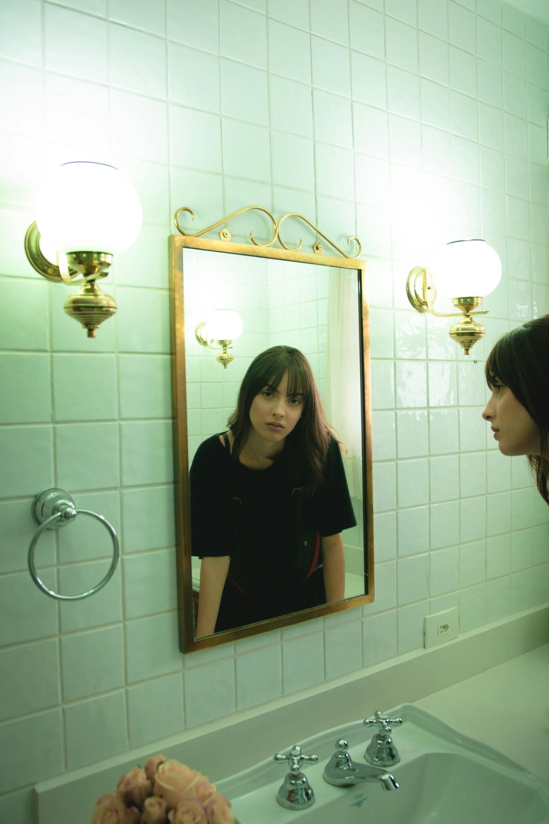 A depressed woman staring into a mirror | Source: Pexels