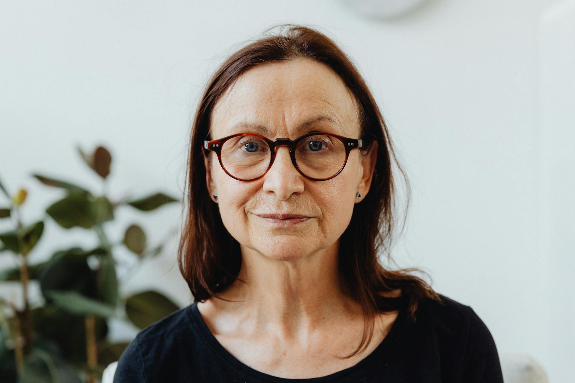 An elderly woman with framed eyeglasses | Source: Pexels