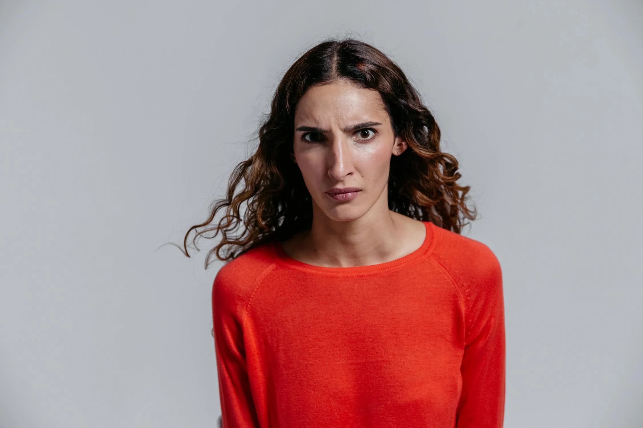 An angry woman looking into the camera | Source: Pexels