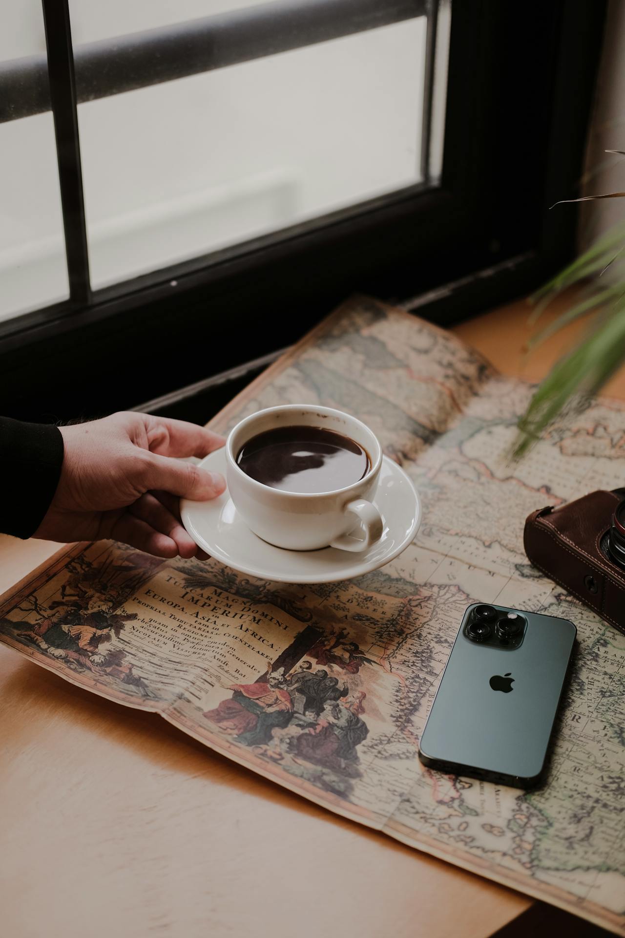 Close-up shot of a man holding a coffee cup | Source: Pexels