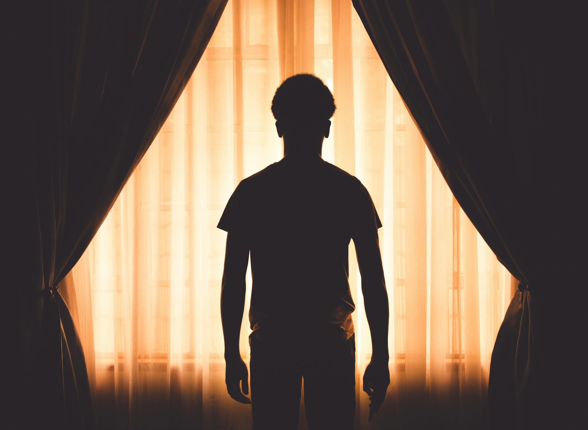 A silhouette of a boy | Source: Pexels