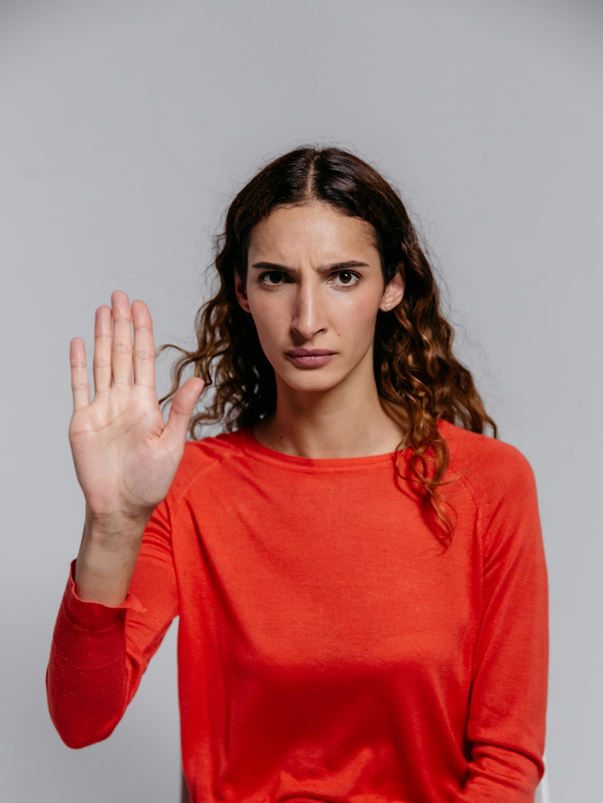 A woman holding up her hand | Source: Pexels