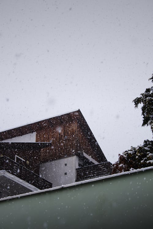 Snow falling on a house | Source: Pexels