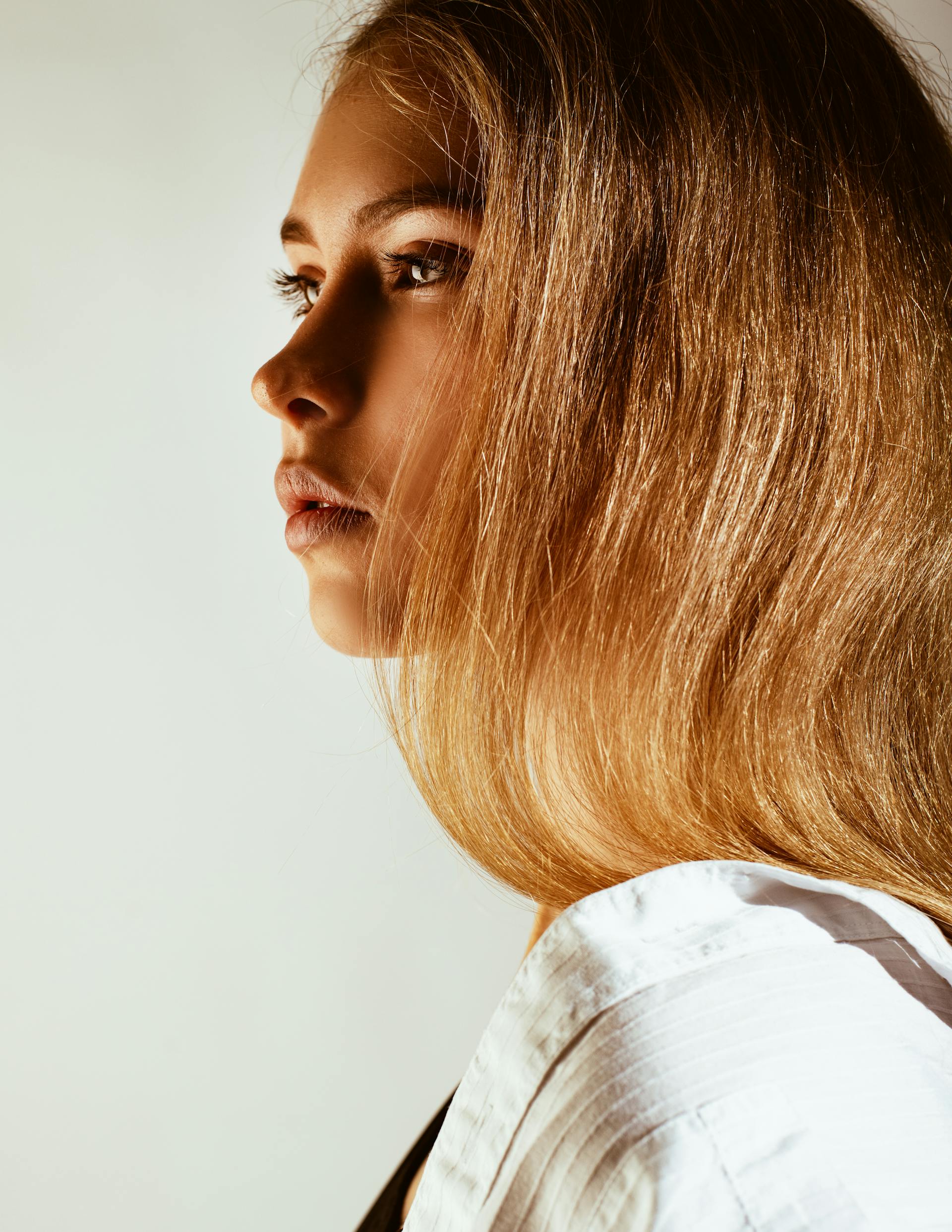 A woman with a grim expression | Source: Pexels