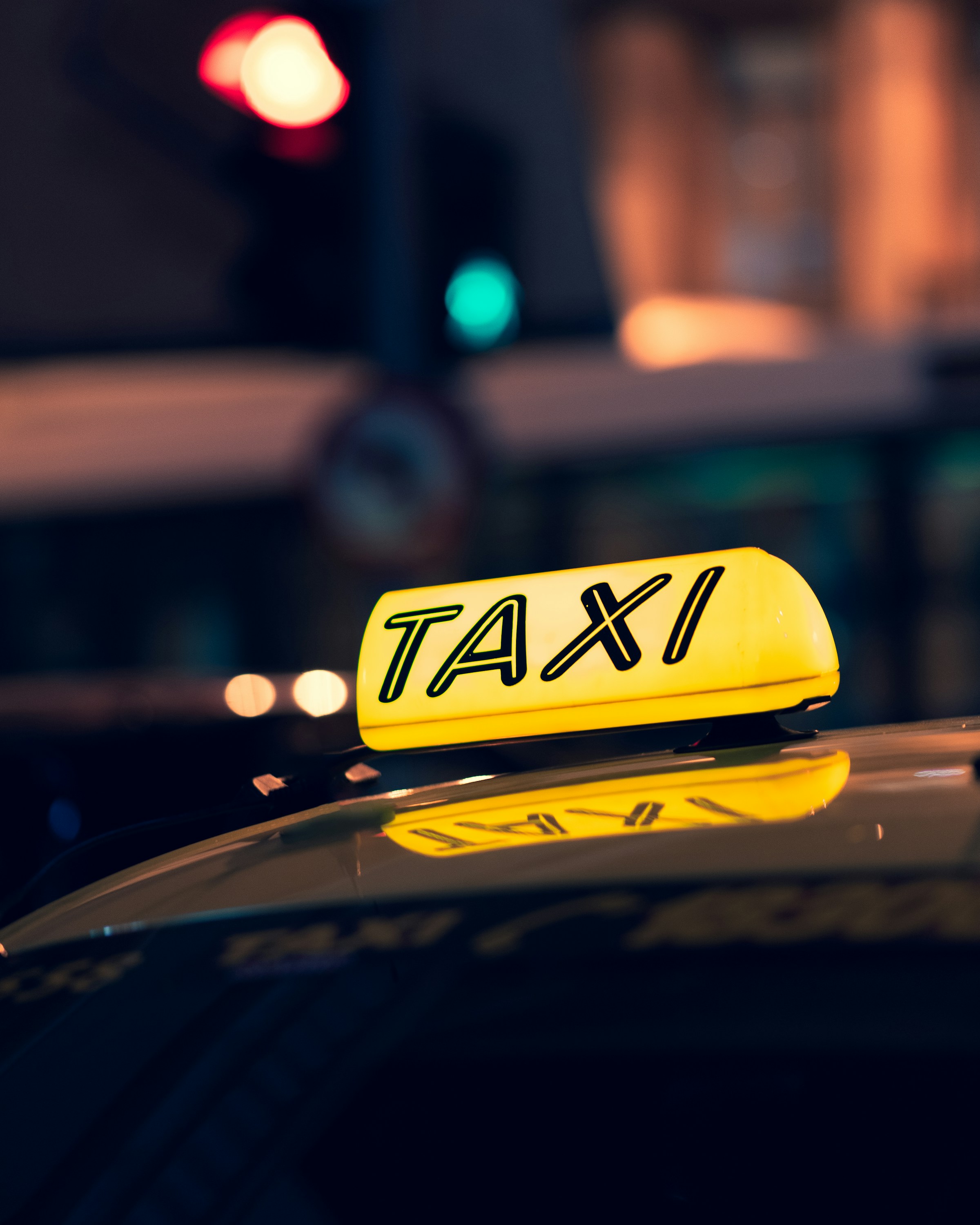 Close-up shot of a cab on the road during nighttime | Source: Unsplash