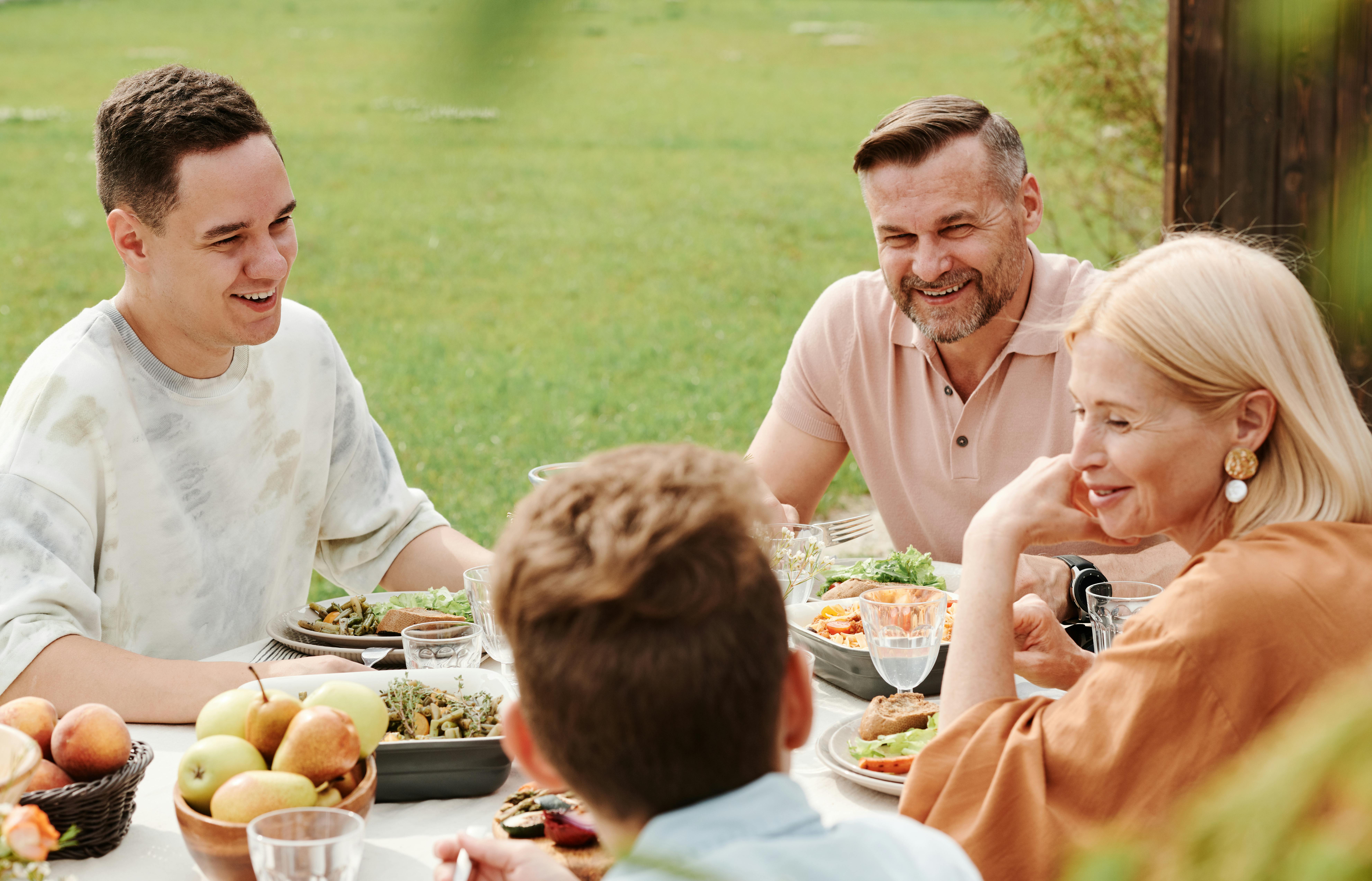 A family having dinner | Source: Pexels