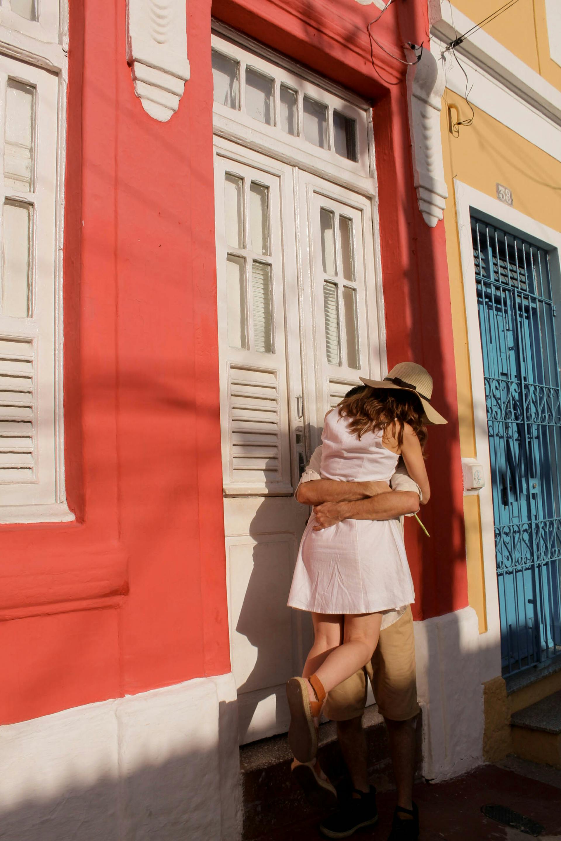 A couple hugging | Source: Pexels