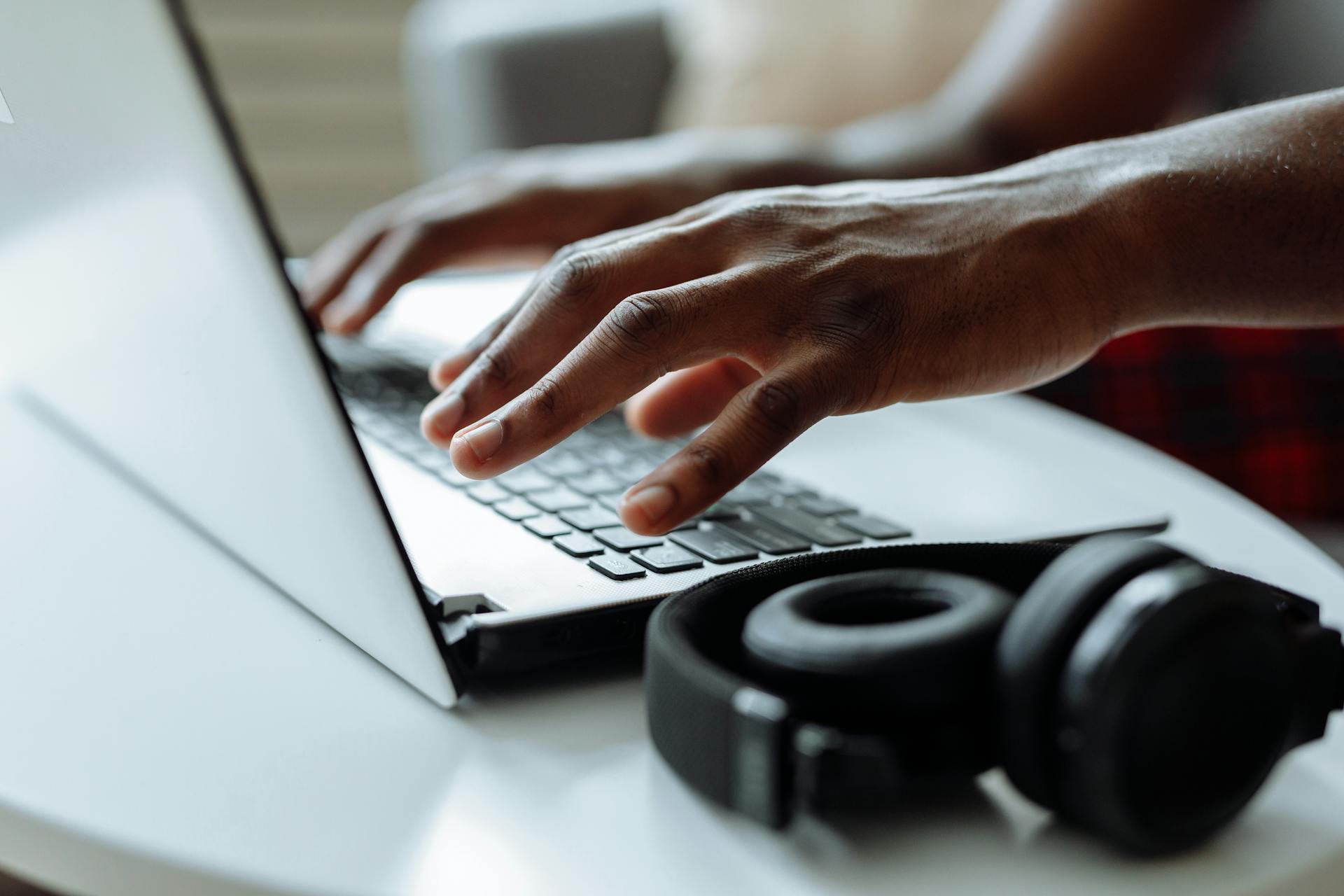 A man working on his laptop | Source: Pexels