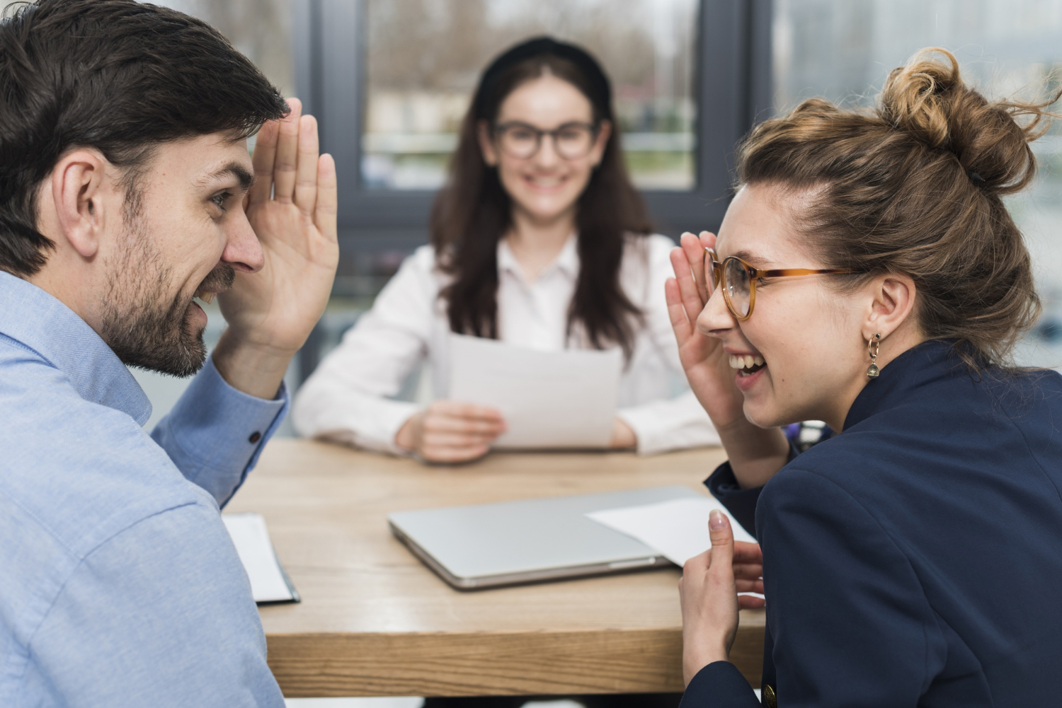 People gossiping in an office | Source: Freepik