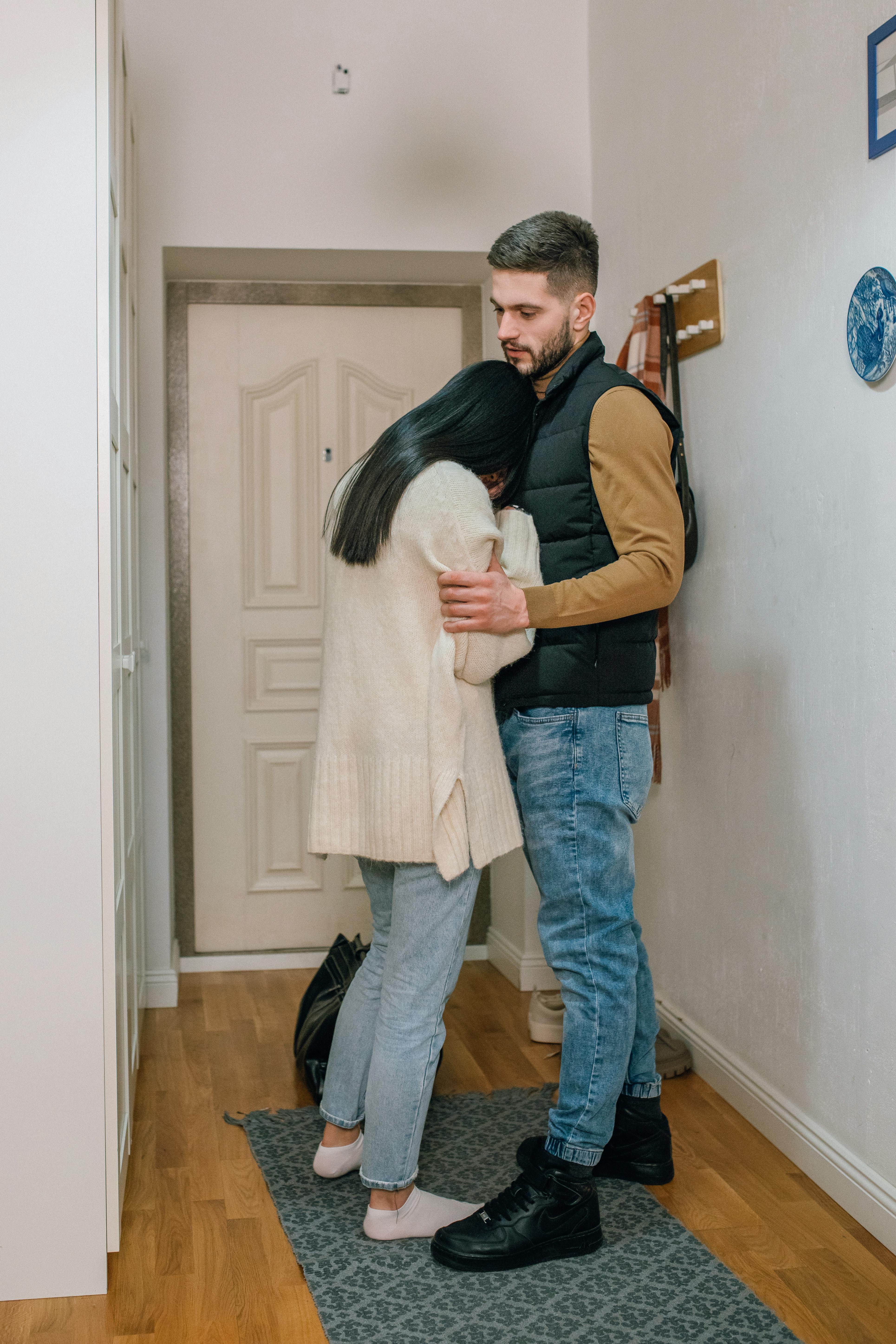 A sad couple in the corridor | Source: Pexels