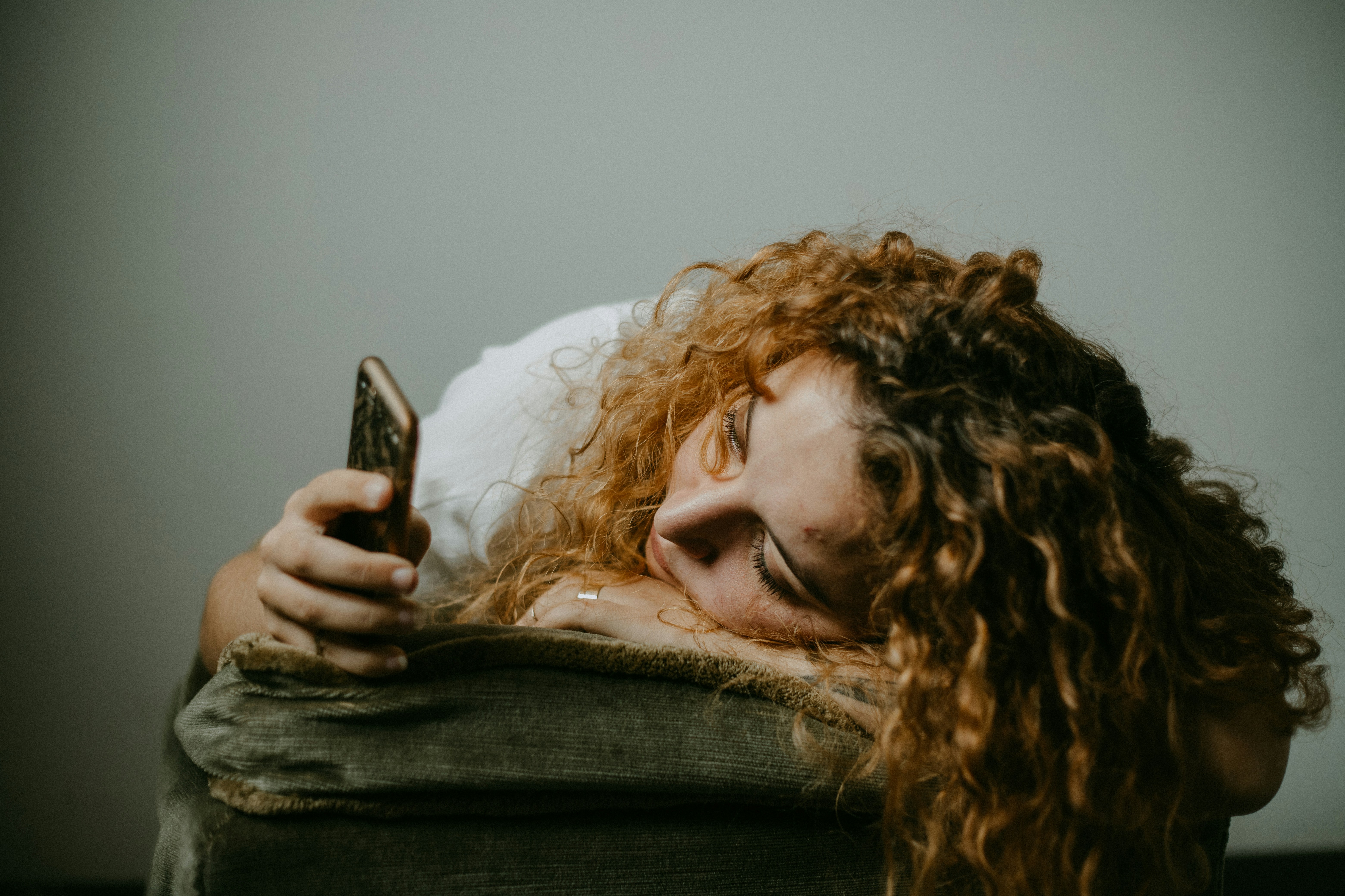 A sad woman on her phone | Source: Unsplash