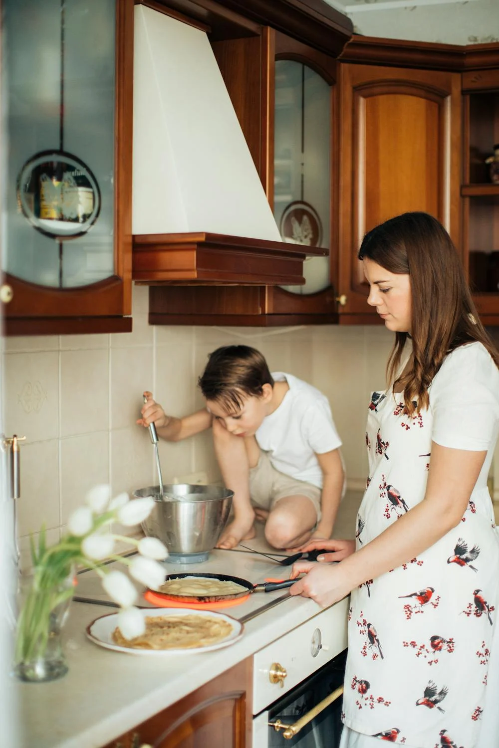 A boy helping his mother | Source: Pexels