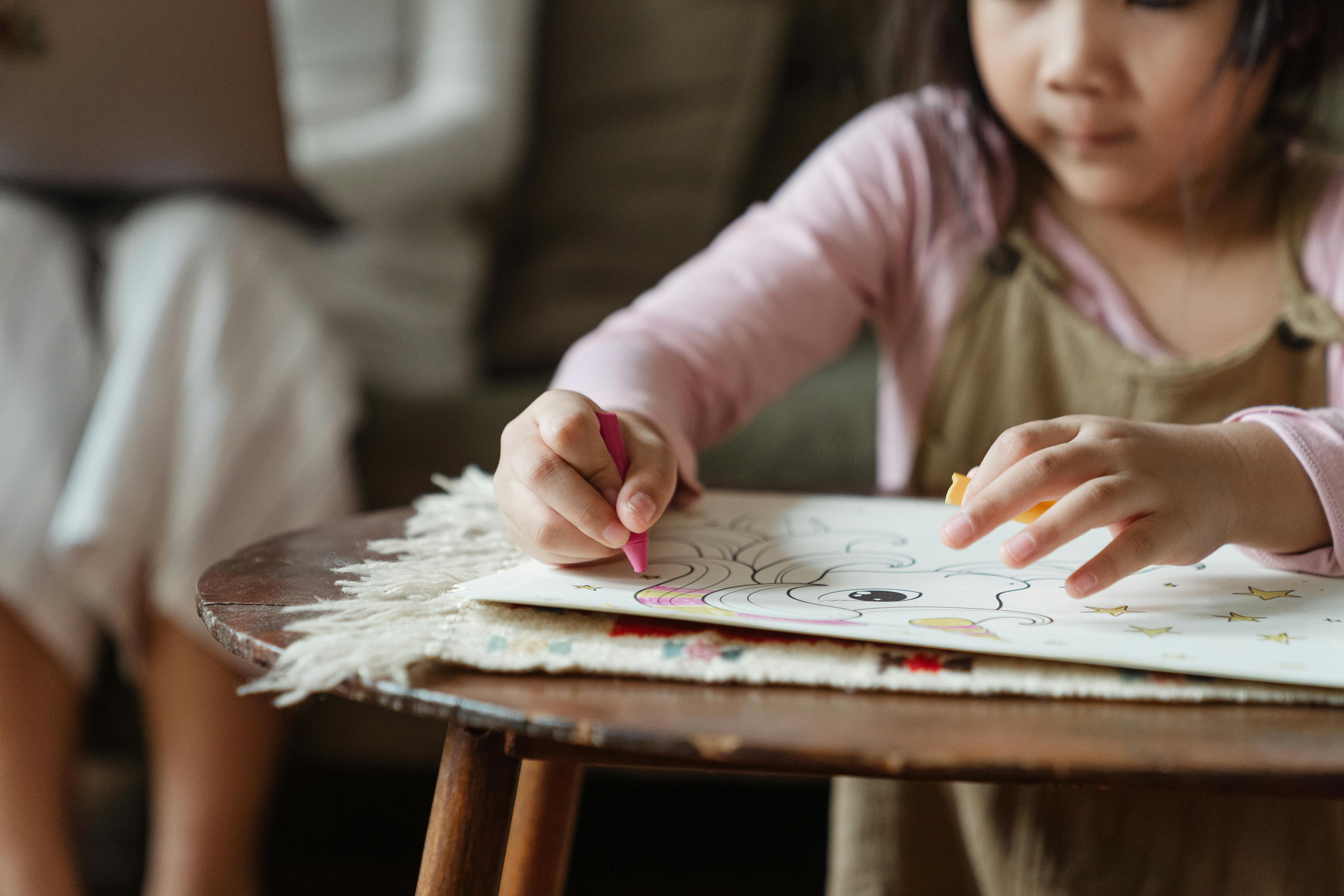 Little girl drawing | Source: Pexels