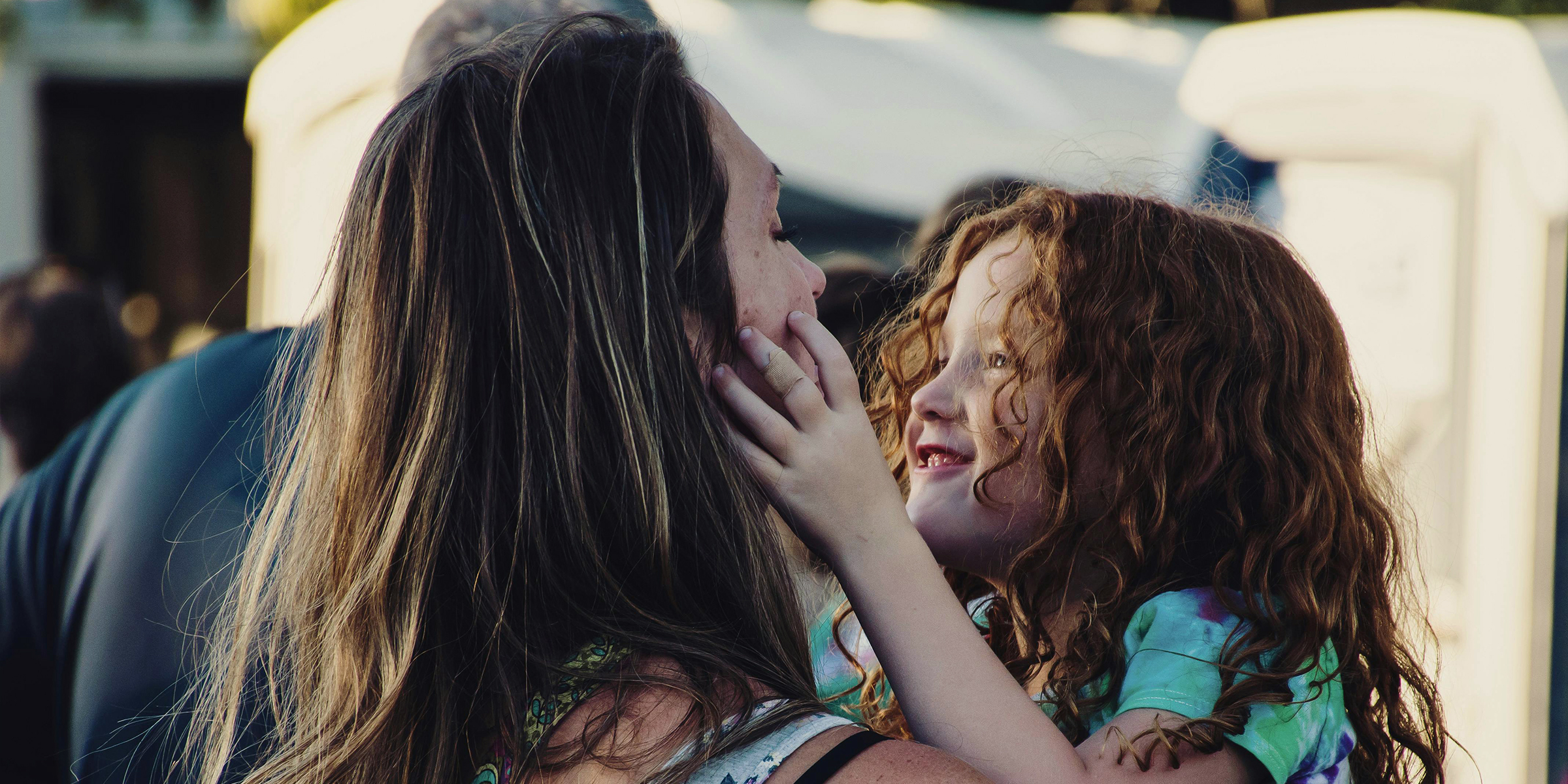 Woman holding her daughter on her hands | Source: Pexels