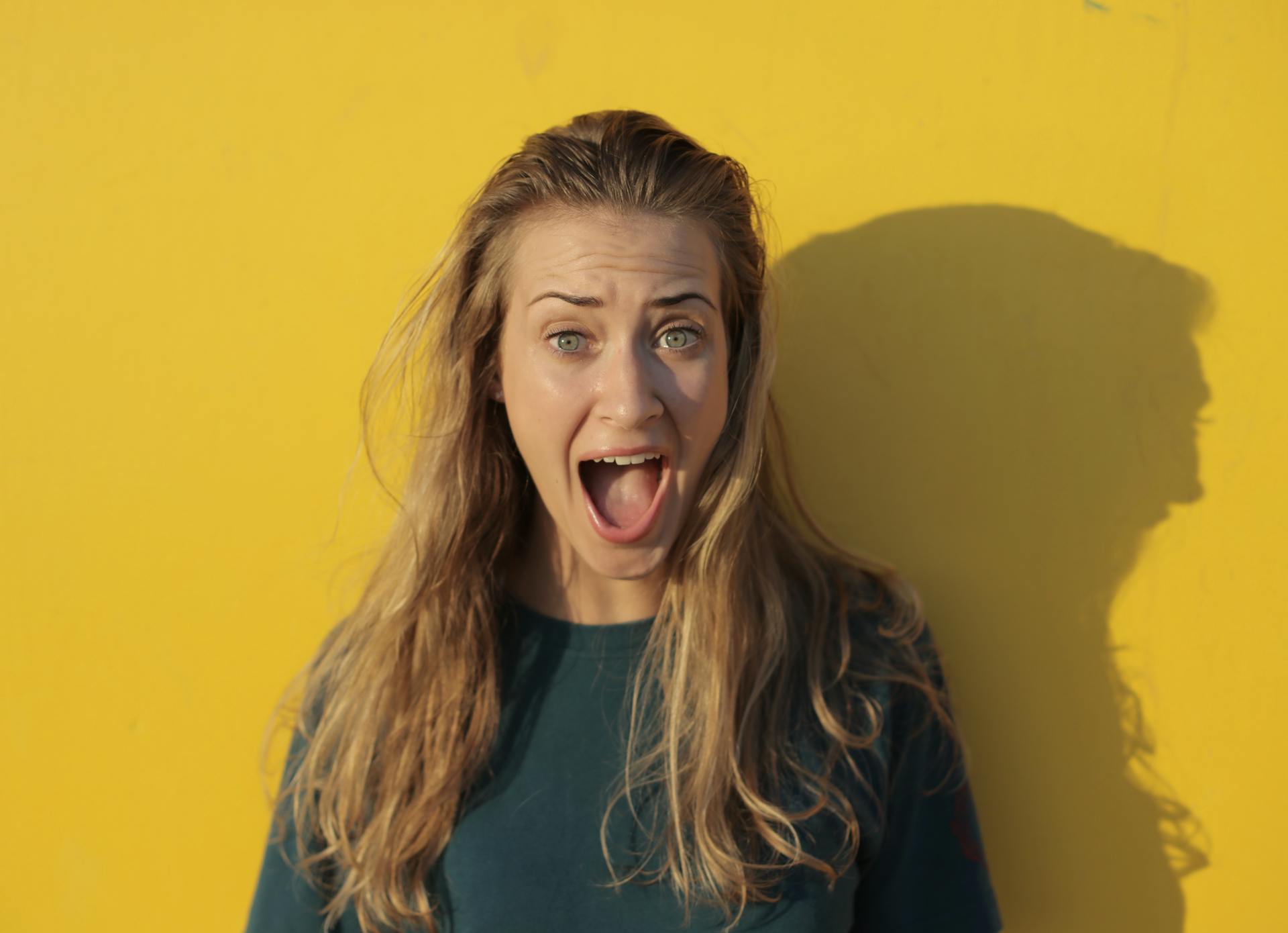 A woman screaming | Source: Pexels