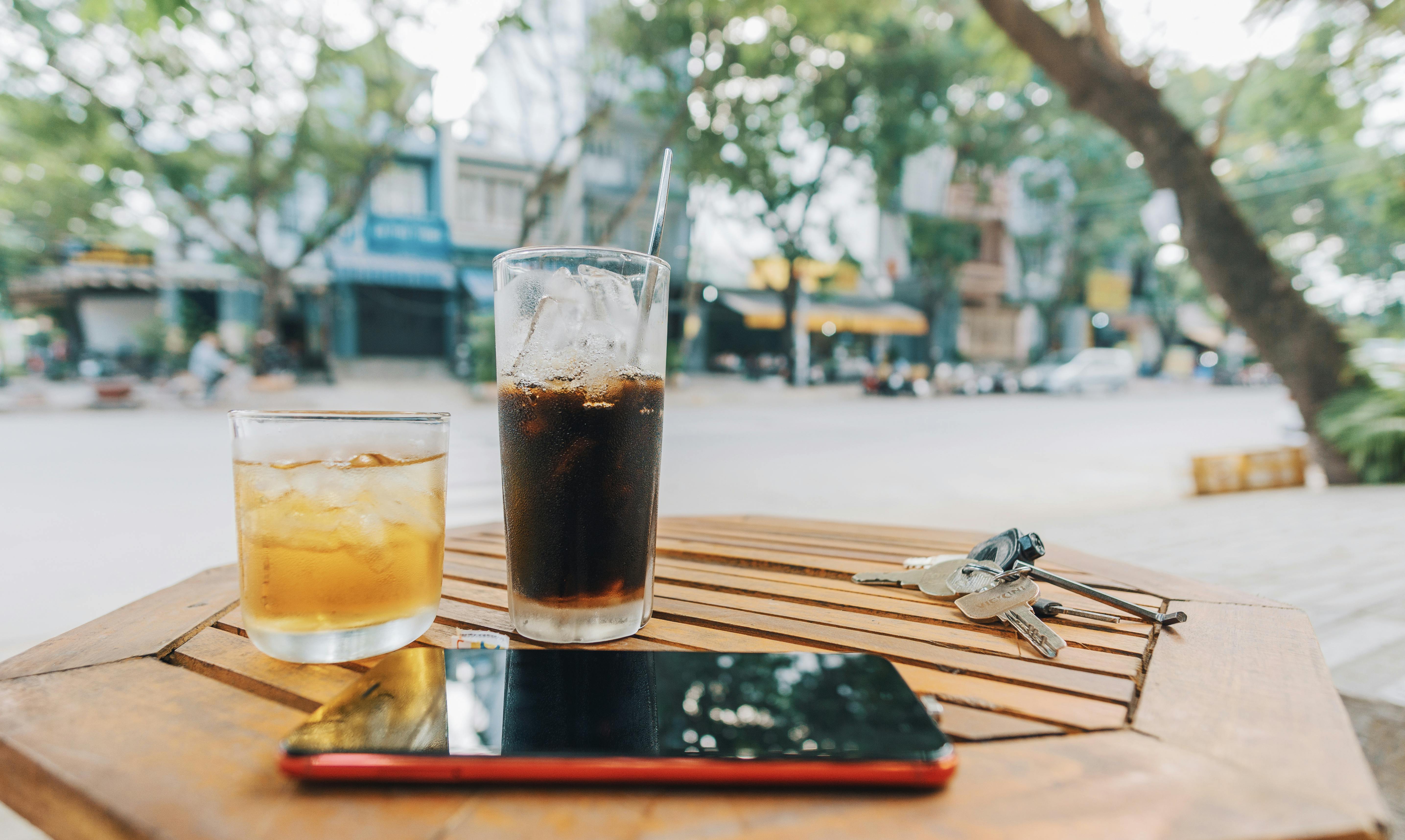Drinks, a phone, and keys on a table | Source: Pexels