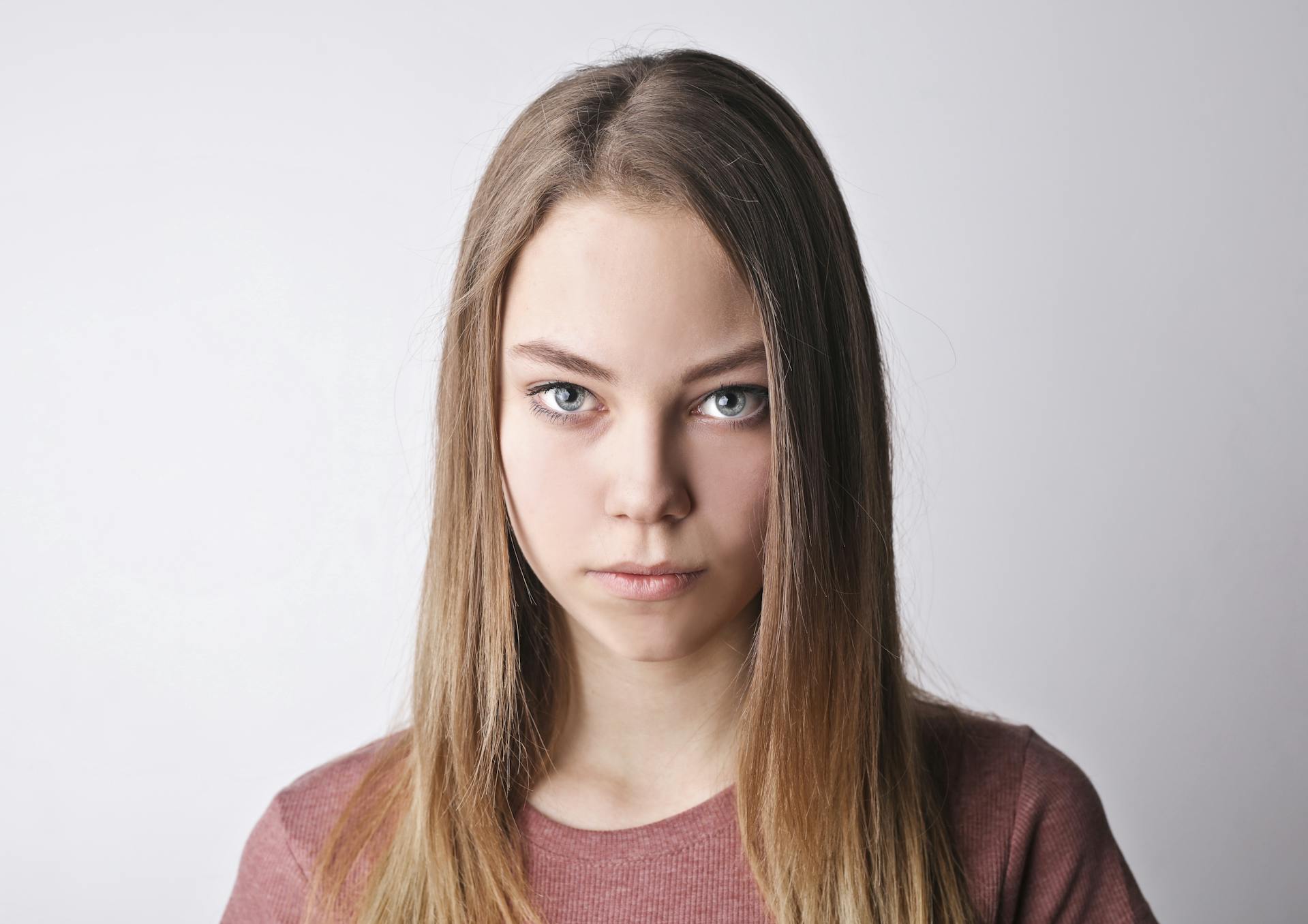 A young girl with a serious expression | Source: Pexels