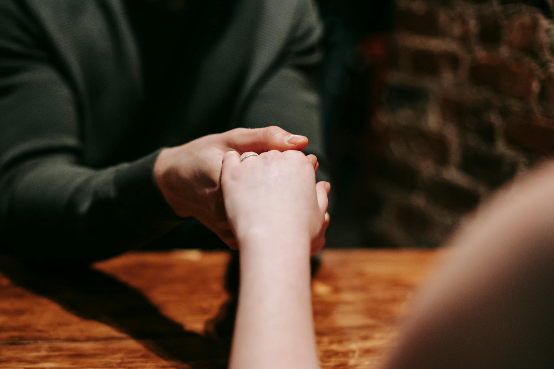 A man holding his girlfriend's hand | Source: Pexels