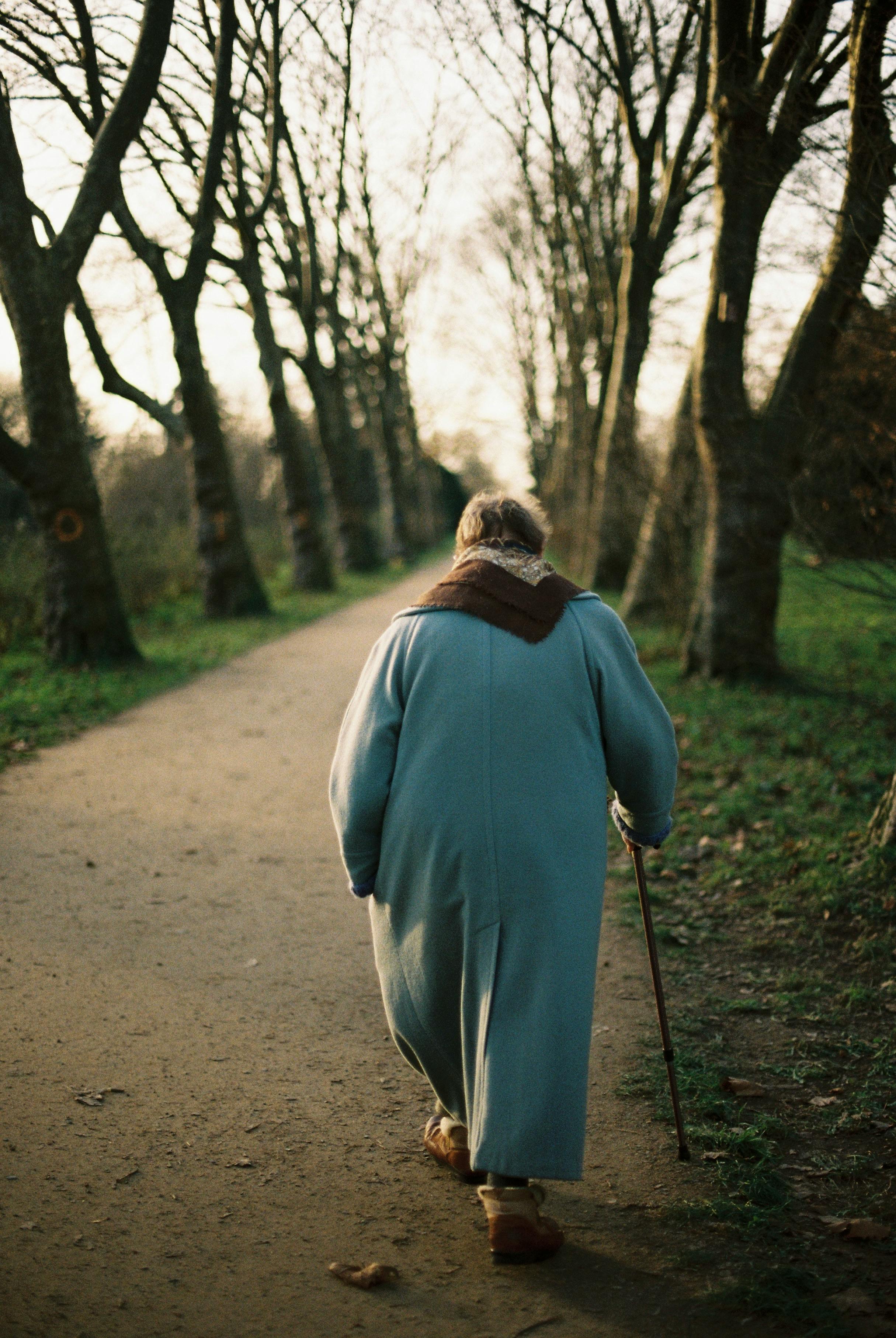 Uma mulher mais velha caminhando em um parque | Fonte: Pexels