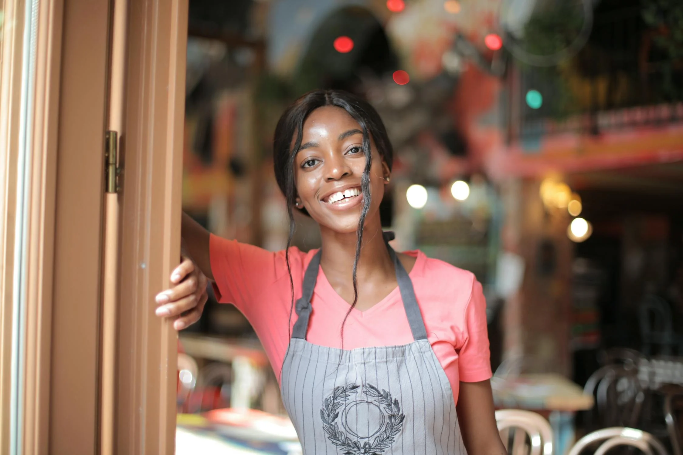 A smiling waitress | Source: Pexels