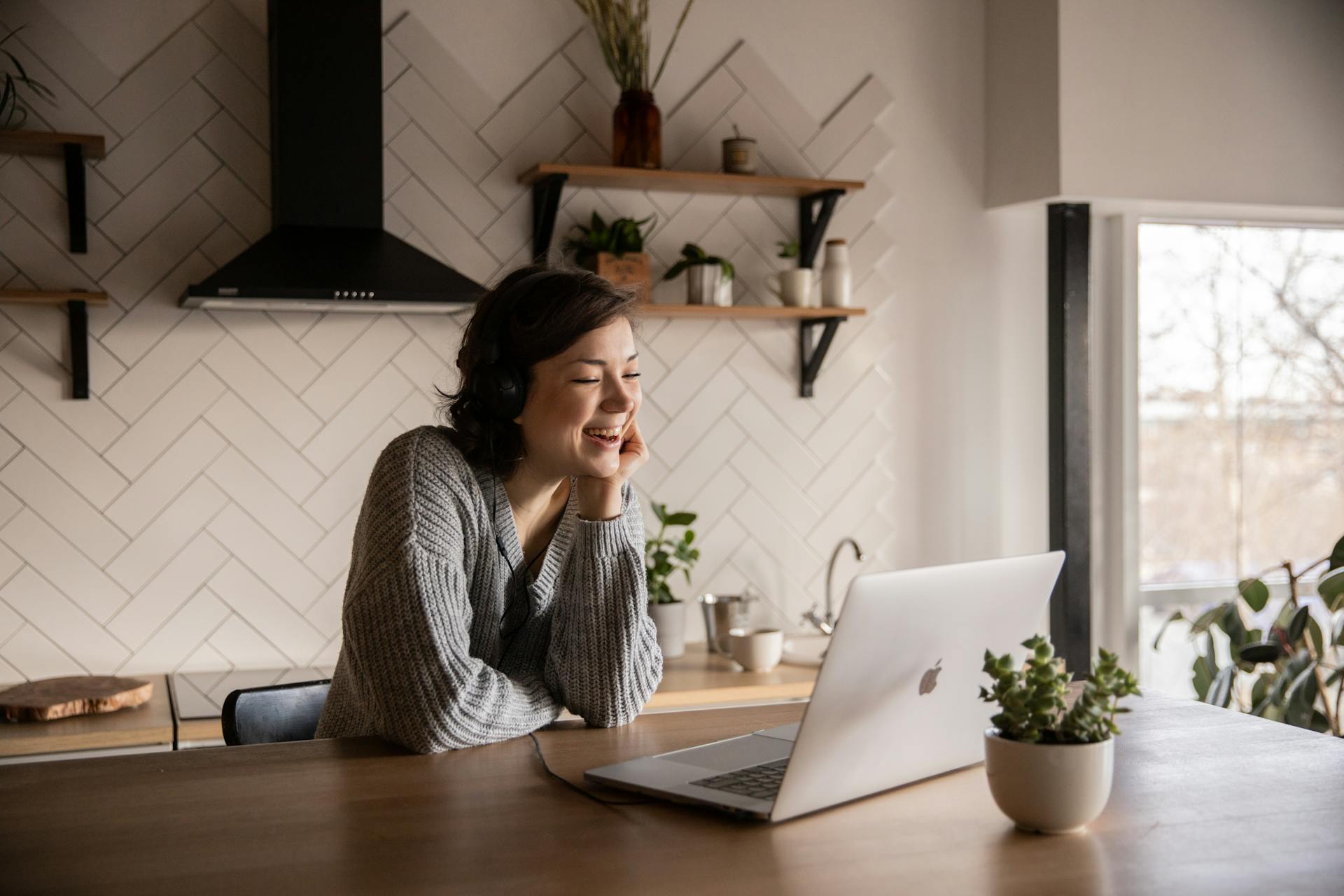 A woman on a video call | Source: Pexels