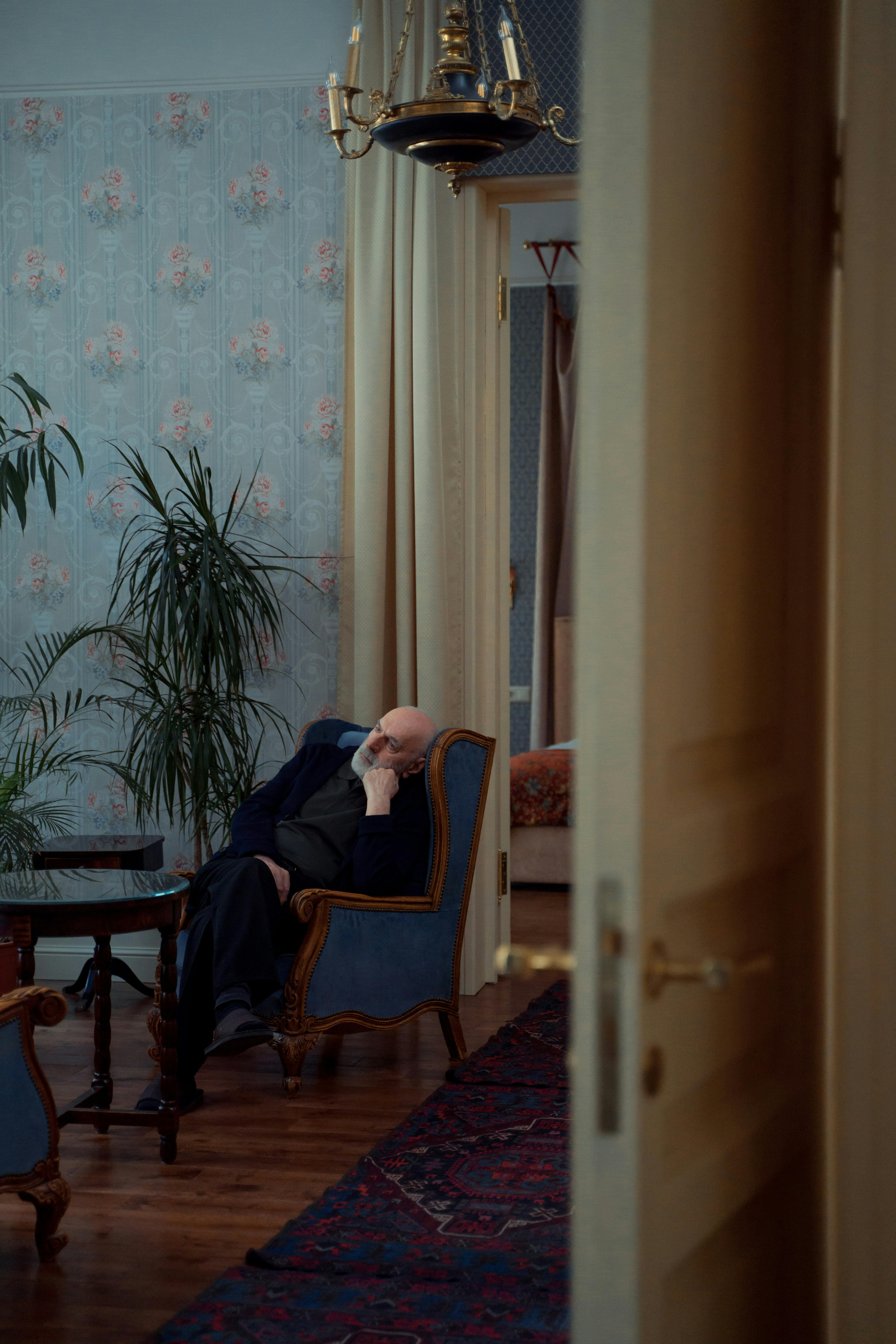 An old man sitting on a chair | Source: Pexels