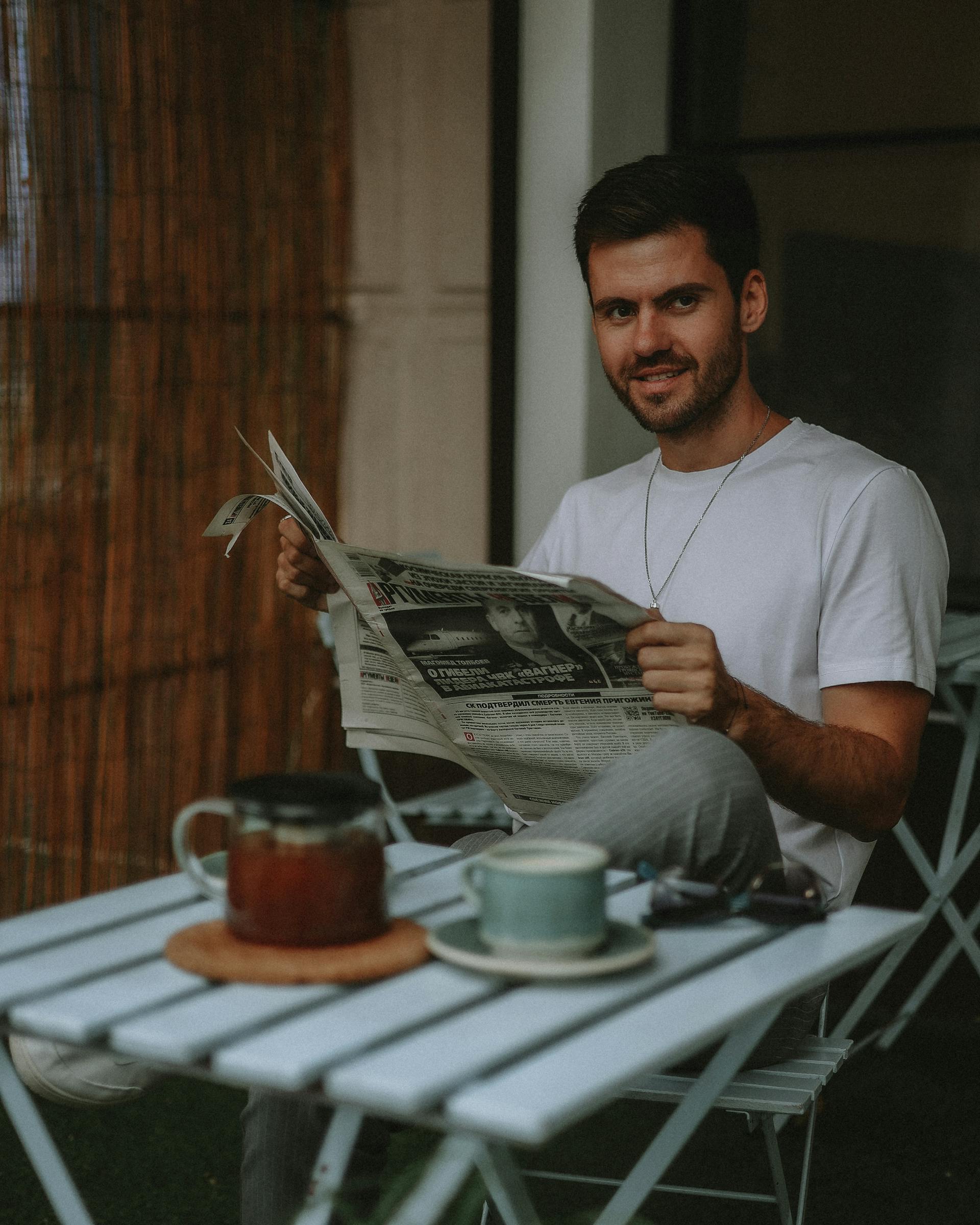 A man sitting outside | Source: Pexels