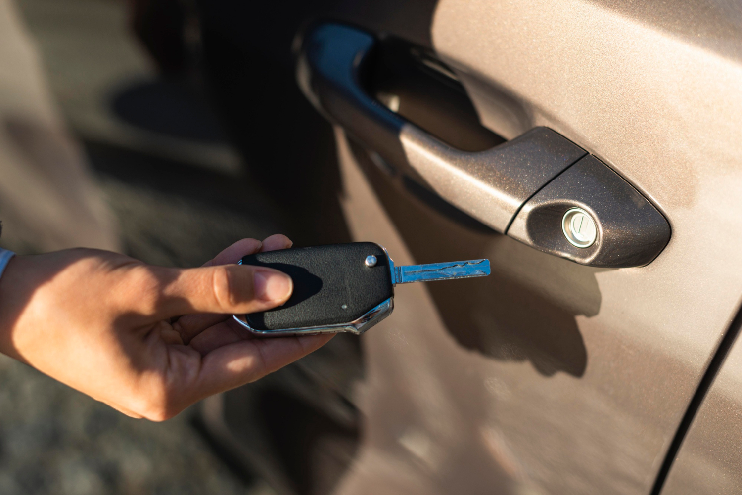 A man holding a car key | Source: Freepik