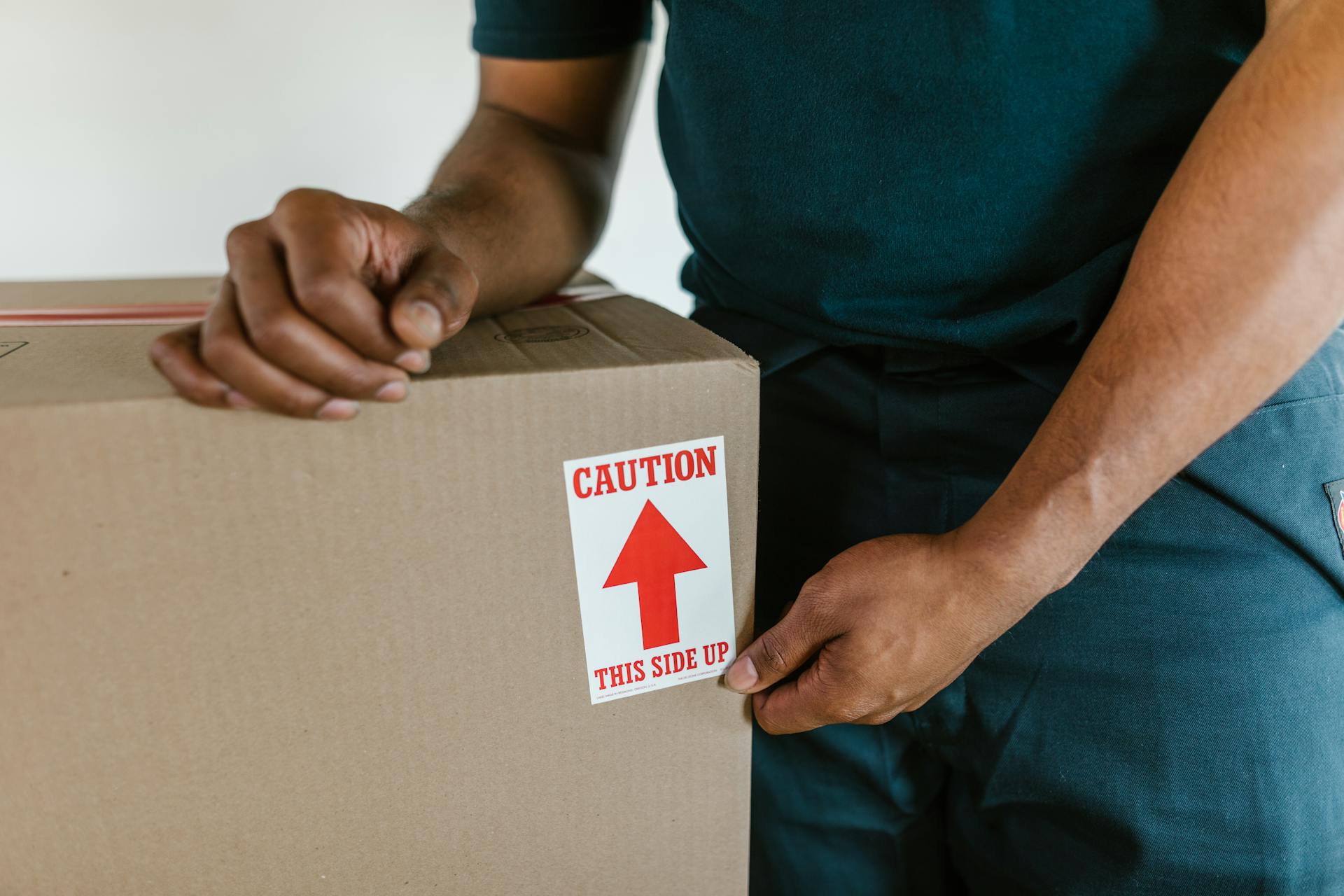 Un homme debout près d'une boîte | Source : Pexels