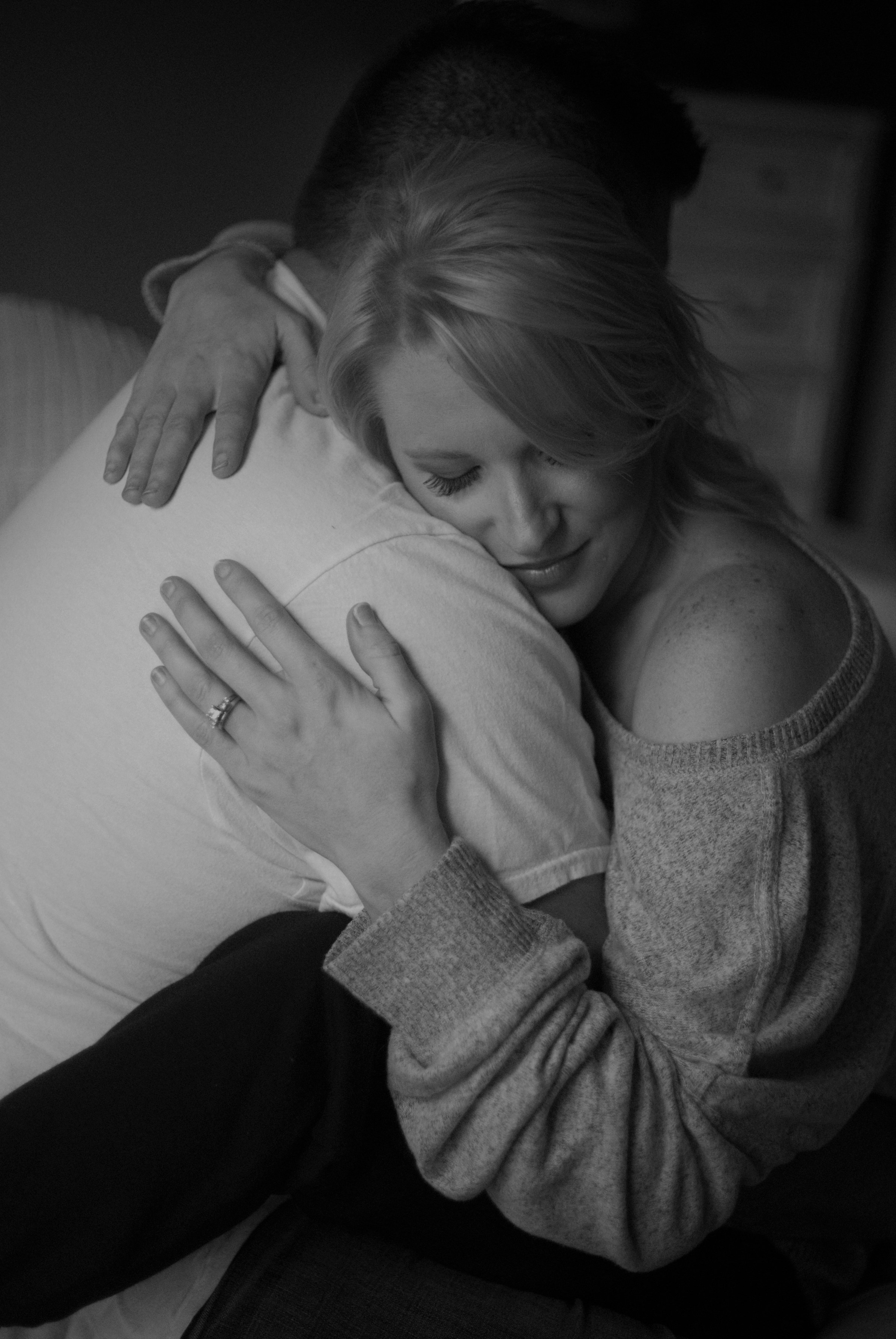 Grayscale photo of a couple sharing a hug | Source: Unsplash