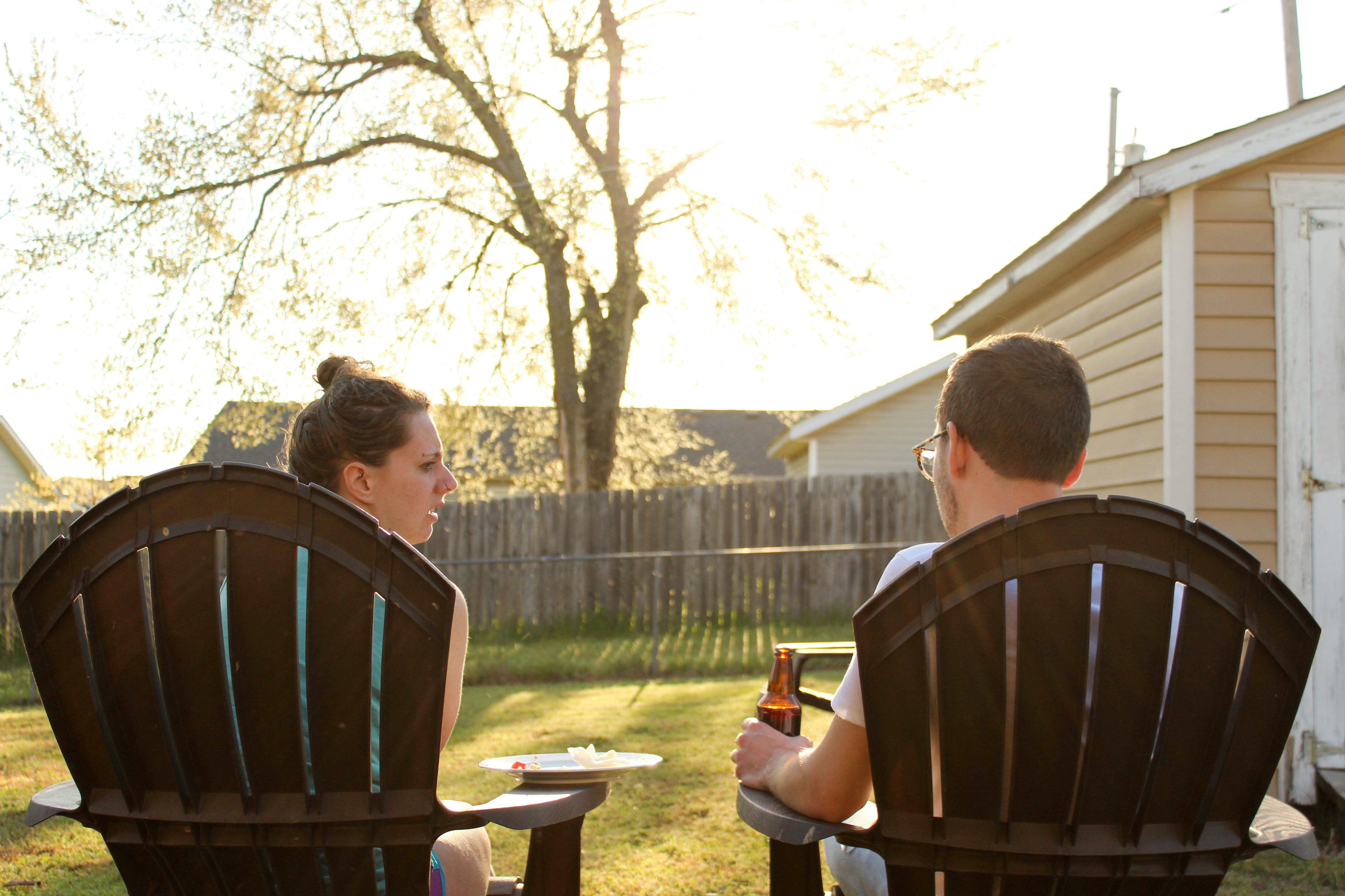 A couple sitting outside | Source: Unsplash