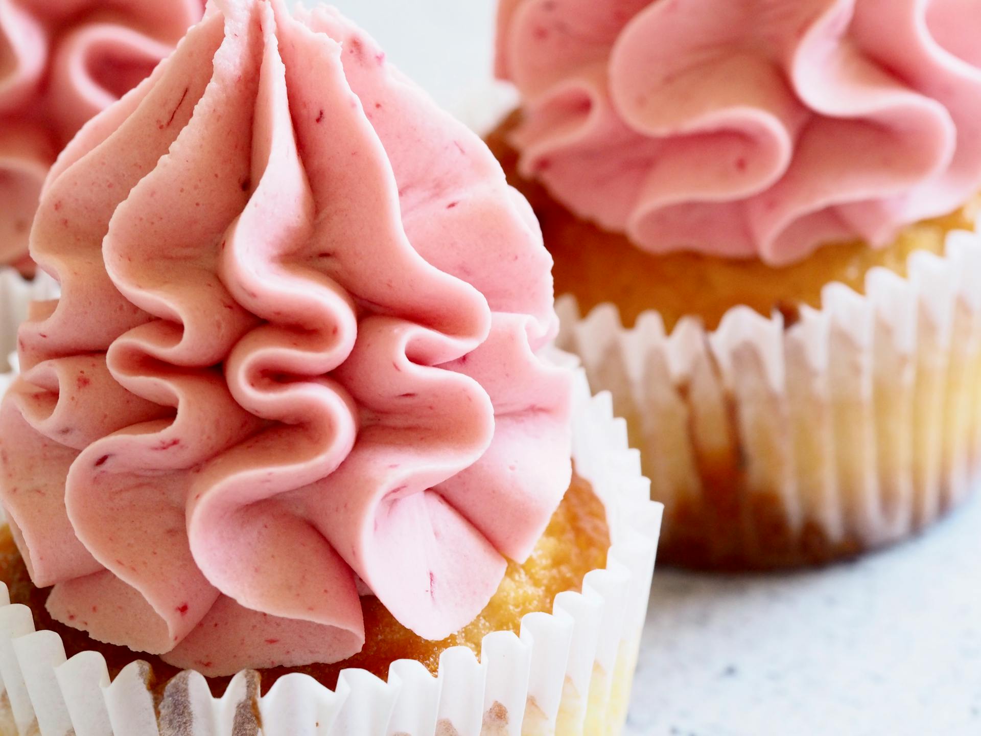 Cupcakes décorés avec du glaçage rose | Source : Pexels