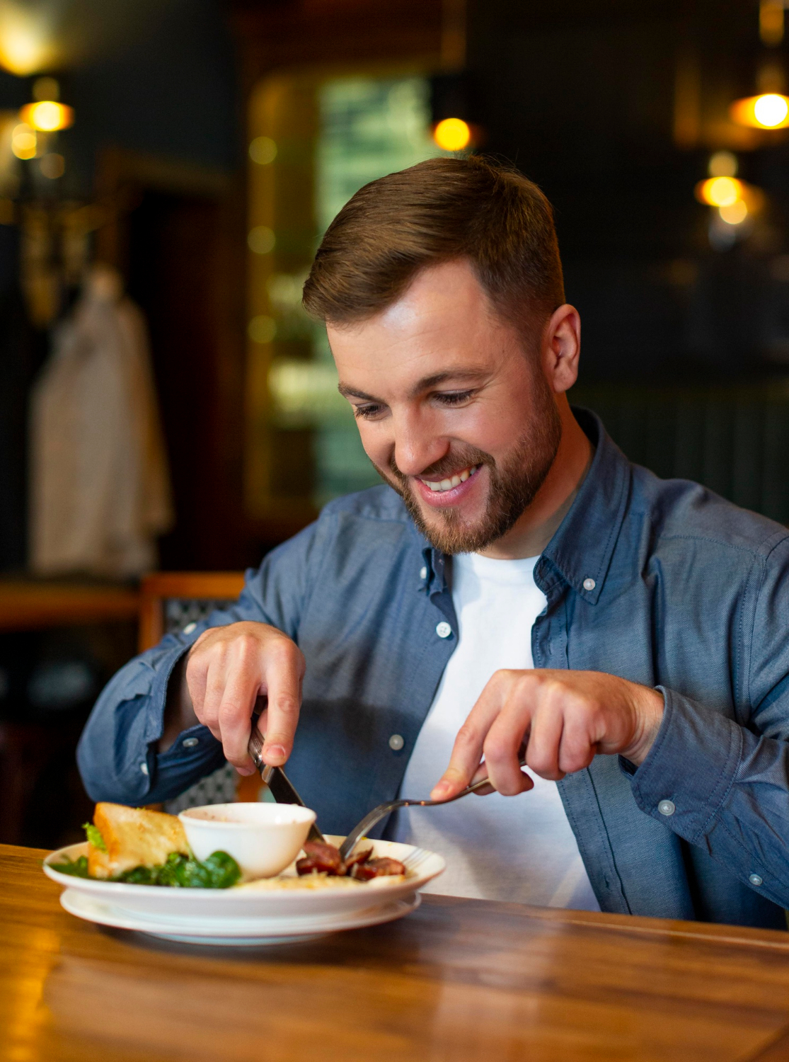 A cheerful man eating | Source: Freepik