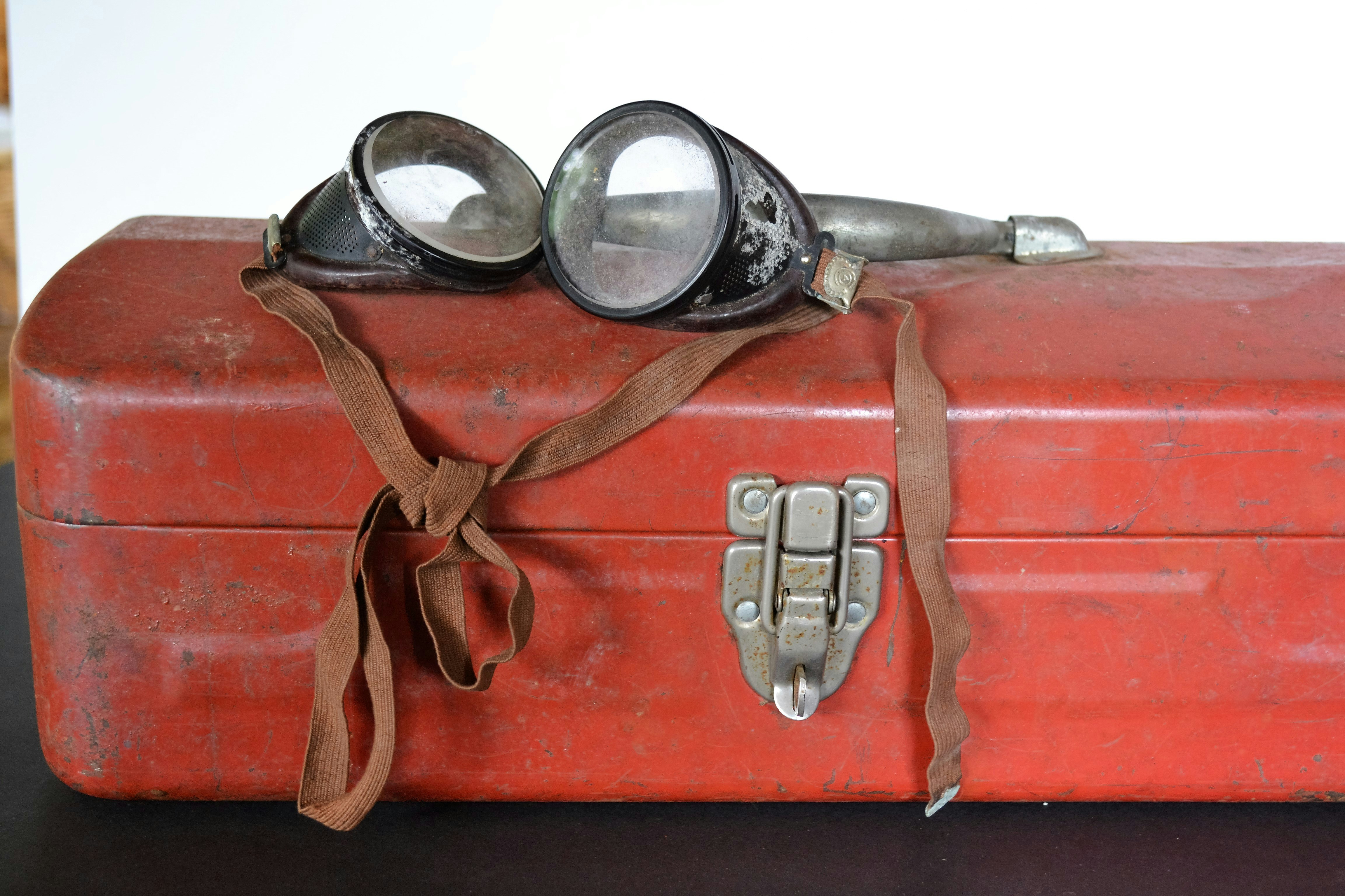 A rusty red toolbox | Source: Unsplash